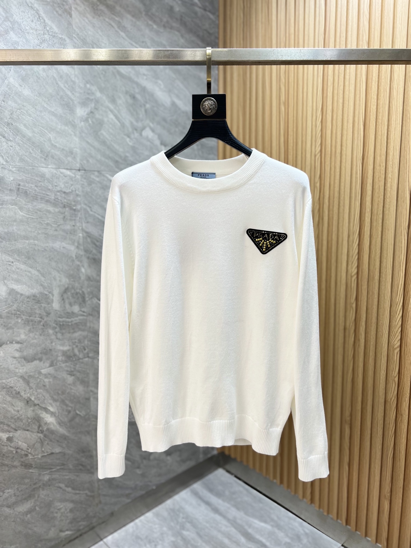 NO:570231,Prada/Prada 2025 new autumn and winter new products, complete with three labels, round neck sweater, good product, no need to introduce too much, look at the details, counter size M-XXXL /140, recommended L,, prada, prada, sweaters, alexander wang19860909Prada/普拉达 2025年秋冬新品上新 三标齐全 圆领毛衣 好货不用过多介绍 看细节 专柜码数M-XXXL /140建议L,,prada,prada,sweaters,alexander wang,Men's clothing