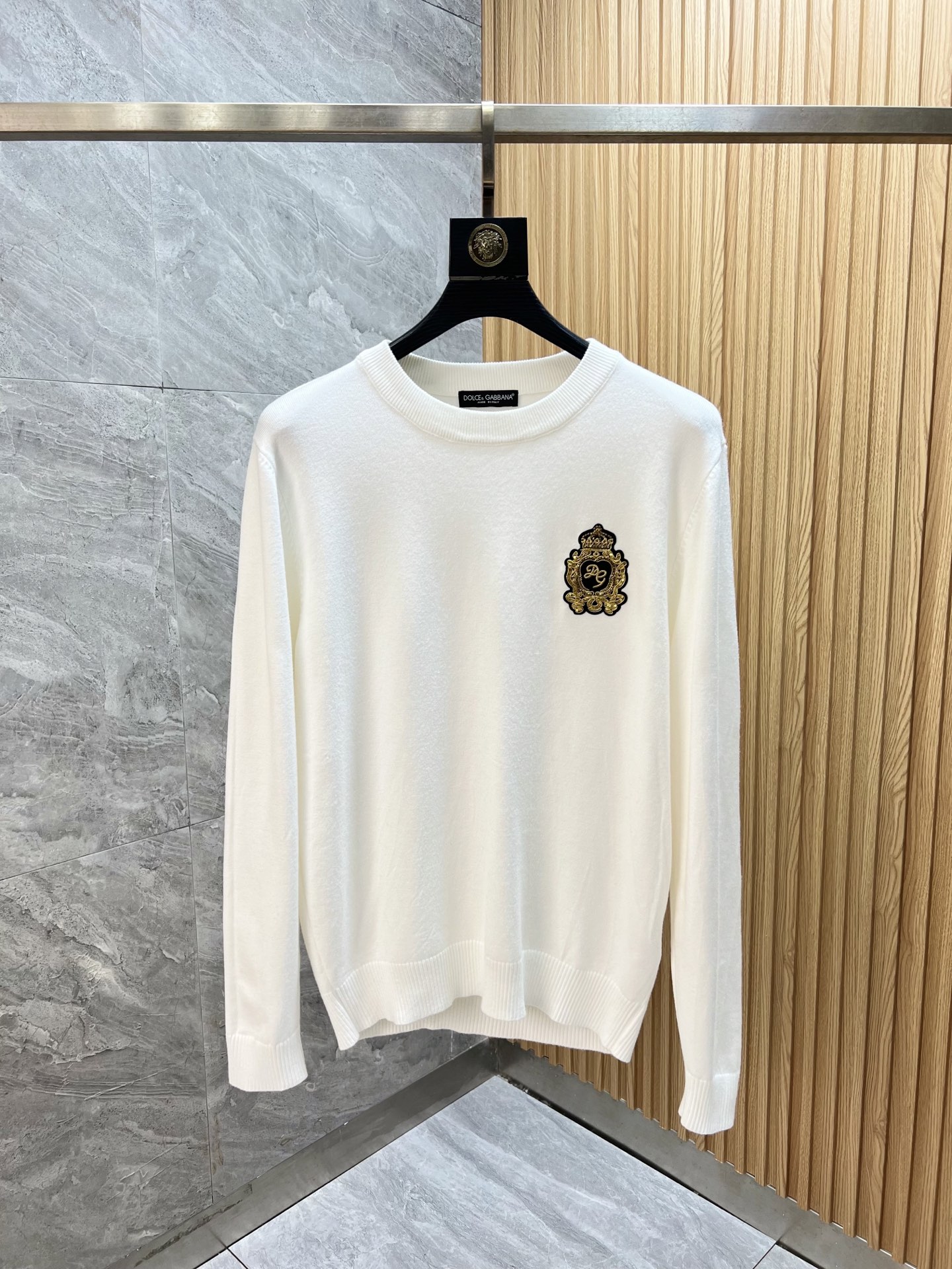 NO:570235,DG/Dolce & Gabbana 2025 autumn and winter new products, complete with three labels, round neck sweater, good product, no need to introduce too much, look at the details, counter size M-XXXL /140 recommended L,, Dolce&Gabbana, sweaters, alexander wang19860909DG/杜嘉班纳 2025年秋冬新品上新 三标齐全 圆领毛衣 好货不用过多介绍 看细节 专柜码数M-XXXL /140建议L,,Dolce&Gabbana,sweaters,alexander wang,Men's clothing