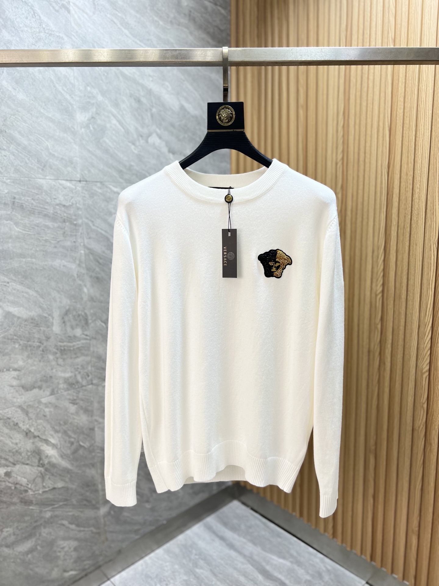 NO:570241,Versace/Versace 2025 new autumn and winter new products, complete with three labels, round neck sweater, good product, no need to introduce too much, look at the details, counter size M-XXXL /140 recommended L,,versace,versace,sweaters,alexander wang19860909Versace/范思哲 2025年秋冬新品上新 三标齐全 圆领毛衣 好货不用过多介绍 看细节 专柜码数M-XXXL /140建议L,,versace,versace,sweaters,alexander wang,Men's clothing