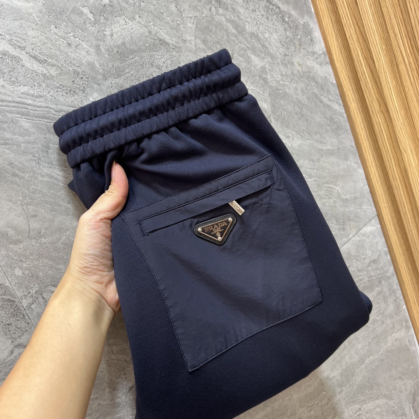 NO:547276,Prada/Prada 2025 autumn and winter new products, complete three standards, elastic pants, casual pants, good products, don’t need to introduce too much, look at the details, counter number M-XXXXL /140 upper body L,,prada,prada,alexander wang19860909Prada/普拉达 2025秋冬新品 三标齐全 松紧裤 休闲裤 好货不用过多介绍 看细节 专柜码数M-XXXXL /140上身L,,prada,prada,alexander wang,Men's clothing