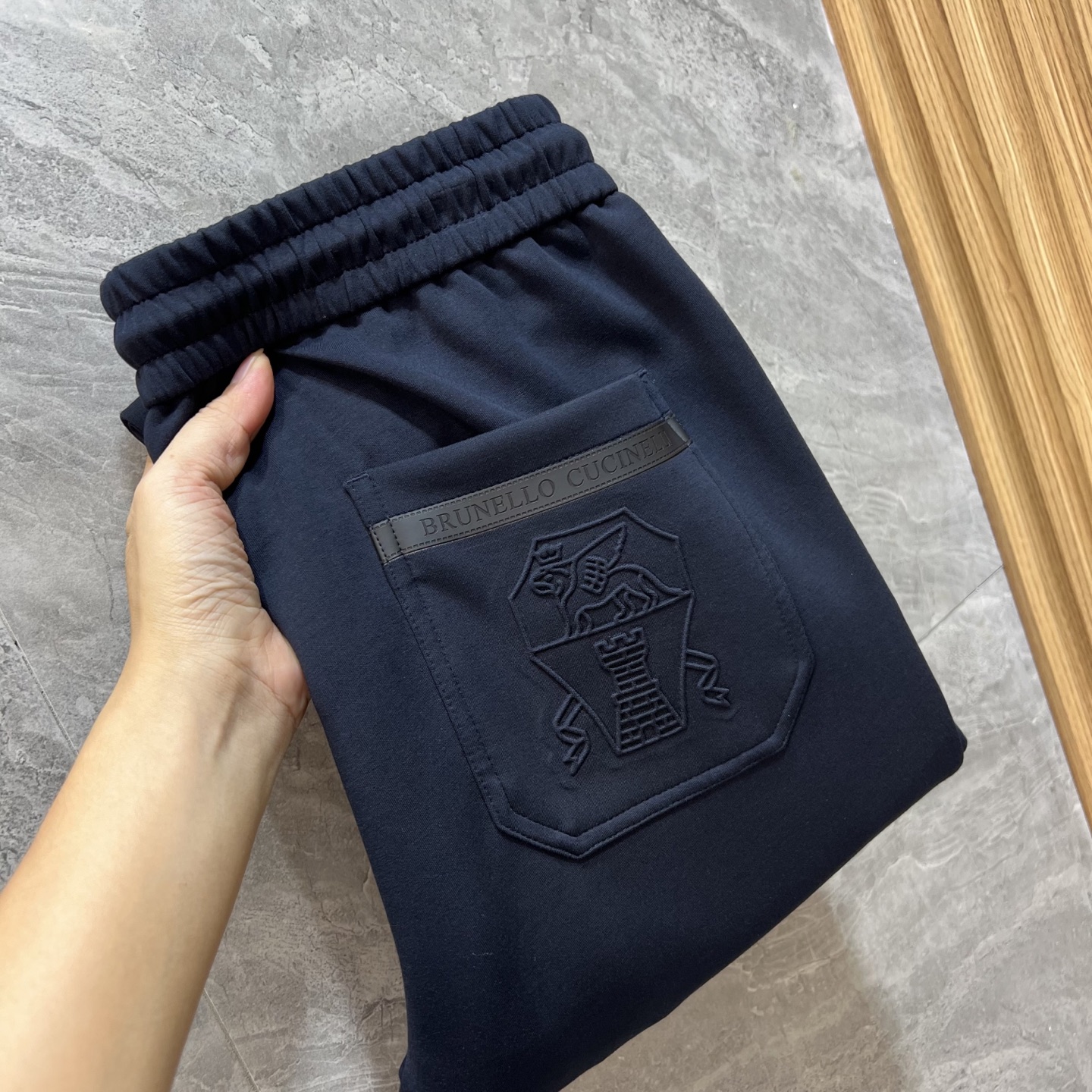 NO:547288,BC 2025 autumn and winter new products, complete three standards, elastic pants, casual pants, good products, don’t need to introduce too much, look at the details, counter number M-XXXXL /140 upper body L,,alexander wang19860909BC 2025秋冬新品 三标齐全 松紧裤 休闲裤 好货不用过多介绍 看细节 专柜码数M-XXXXL /140上身L,,alexander wang,Men's clothing