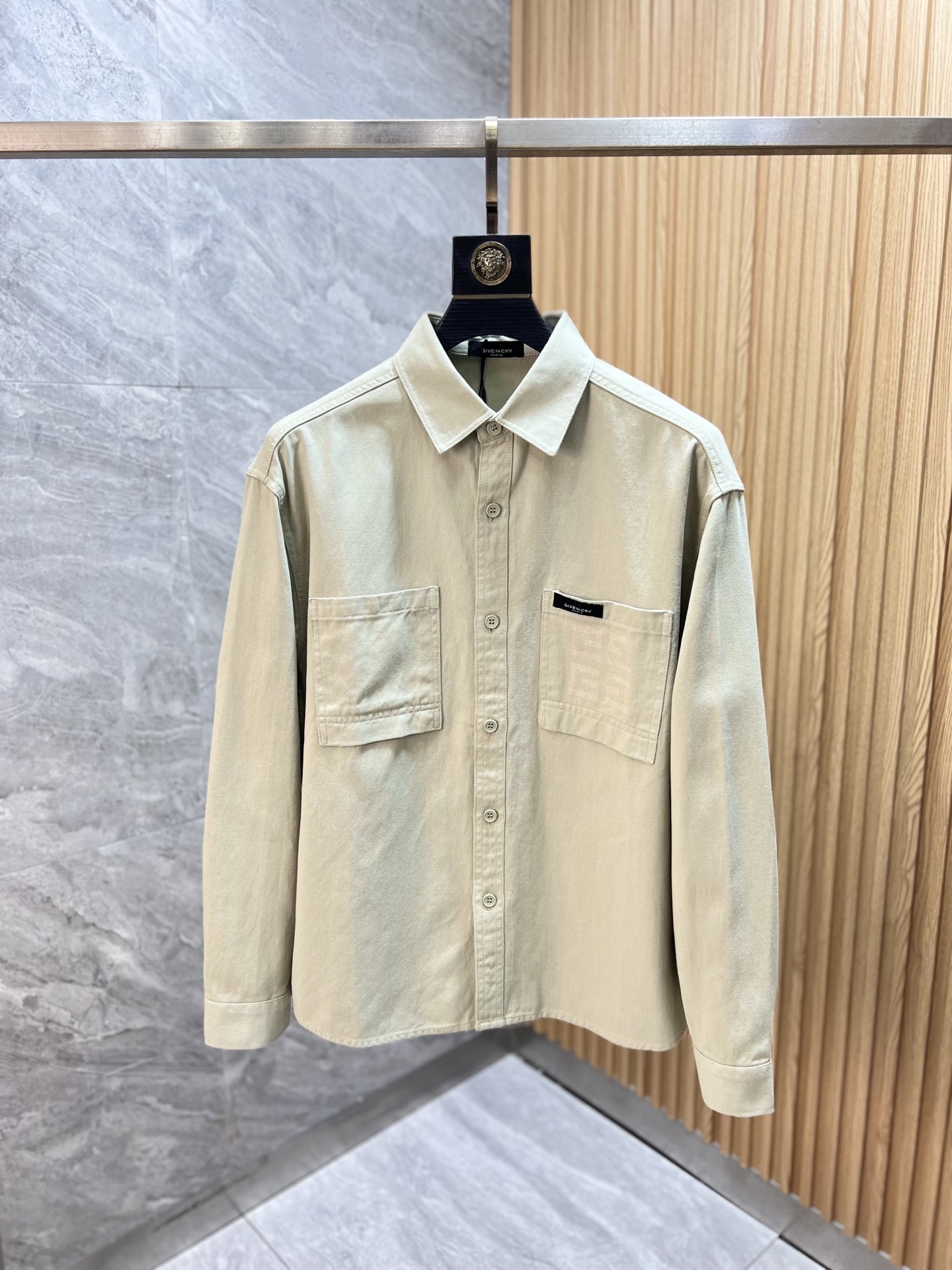 NO:571481,give/Givenchy 2025 autumn and winter new products, complete with three labels, shirts, jackets, coats, good products, no need to introduce too much, look at the details, counter size M-XXXL /140 recommended L,,givenchy,givenchy,jackets & coats,jackets & coats,shirts,alexander wang19860909give/纪梵希 2025年秋冬新品上新 三标齐全 衬衫 夹克外套 好货不用过多介绍 看细节 专柜码数M-XXXL /140建议L,,givenchy,givenchy,jackets & coats,jackets & coats,shirts,alexander wang,Men's clothing
