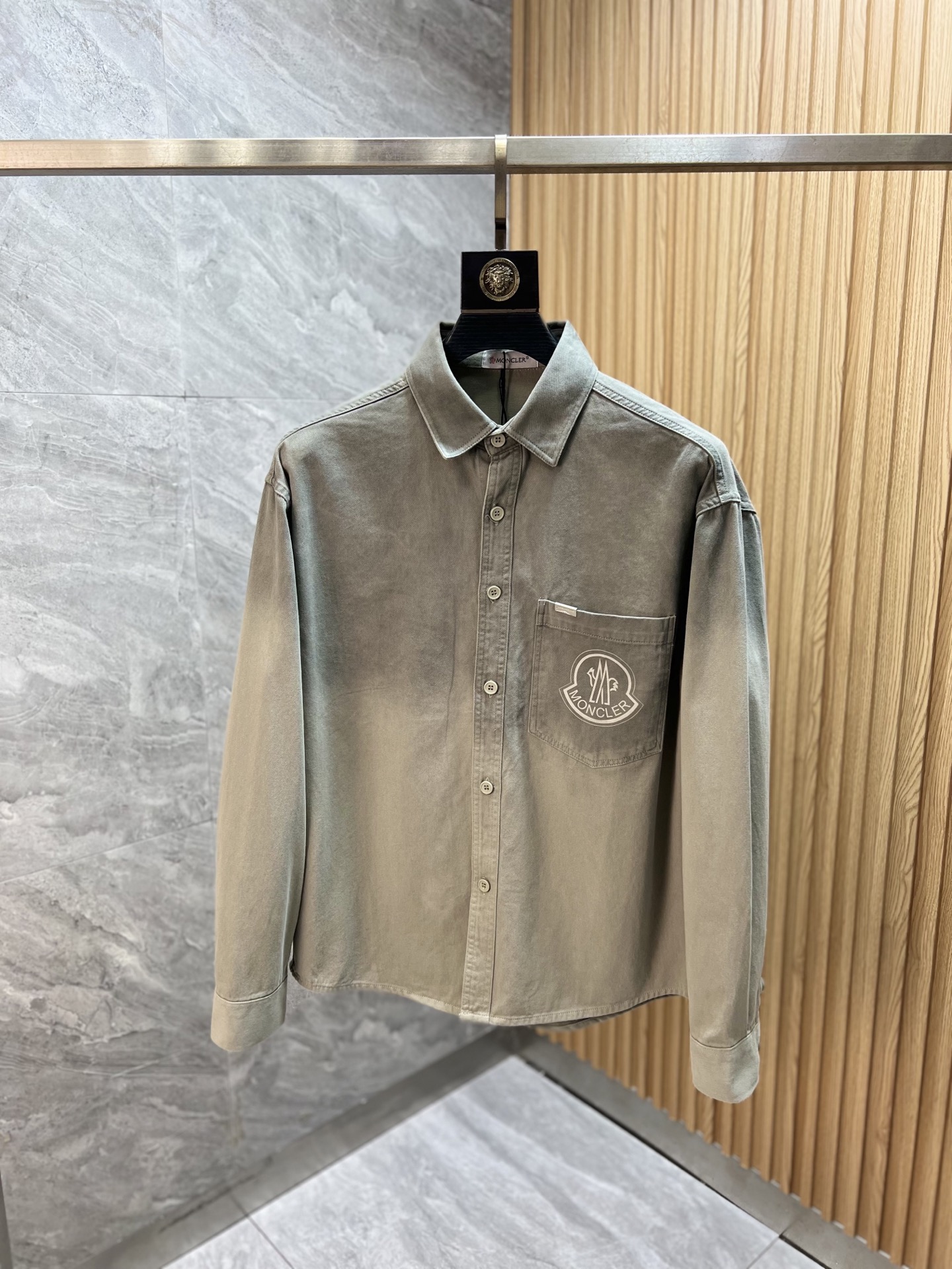 NO:547373,Moncler/家口用 2025 autumn and winter new products are available, complete three standards, shirts, jackets, jackets, good products, look at details, counter code M-XXXL 175/140 Suggestions,,Moncler, jackets & coats,jackets & coats,shirts,alexander wang19860909Moncler/蒙口 2025年秋冬新品上新 三标齐全 衬衫 夹克外套 好货不用过多介绍 看细节 专柜码数M-XXXL 175/140建议L,,Moncler,jackets & coats,jackets & coats,shirts,alexander wang,Men's clothing