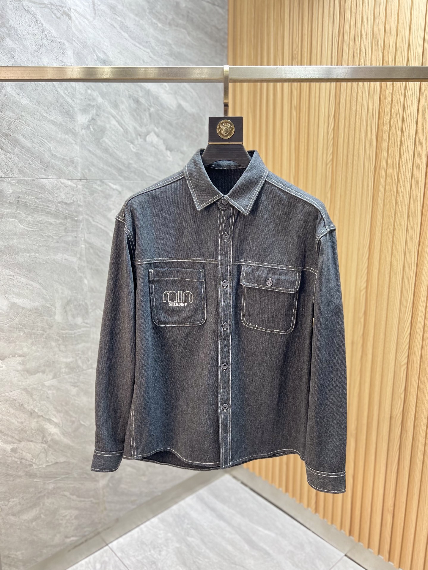 NO:550518,MiuMiu 2025 autumn and winter new products are available, complete three standards, shirts, jackets, coats, good products, look at details, counter code M-XXXL /140 suggestions L,,miumiu, jackets & coats, jackets & coats,shirts,alexander wang19860909MiuMiu 2025年秋冬新品上新 三标齐全 衬衫 夹克外套 好货不用过多介绍 看细节 专柜码数M-XXXL /140建议L,,miumiu,jackets & coats,jackets & coats,shirts,alexander wang,Men's clothing