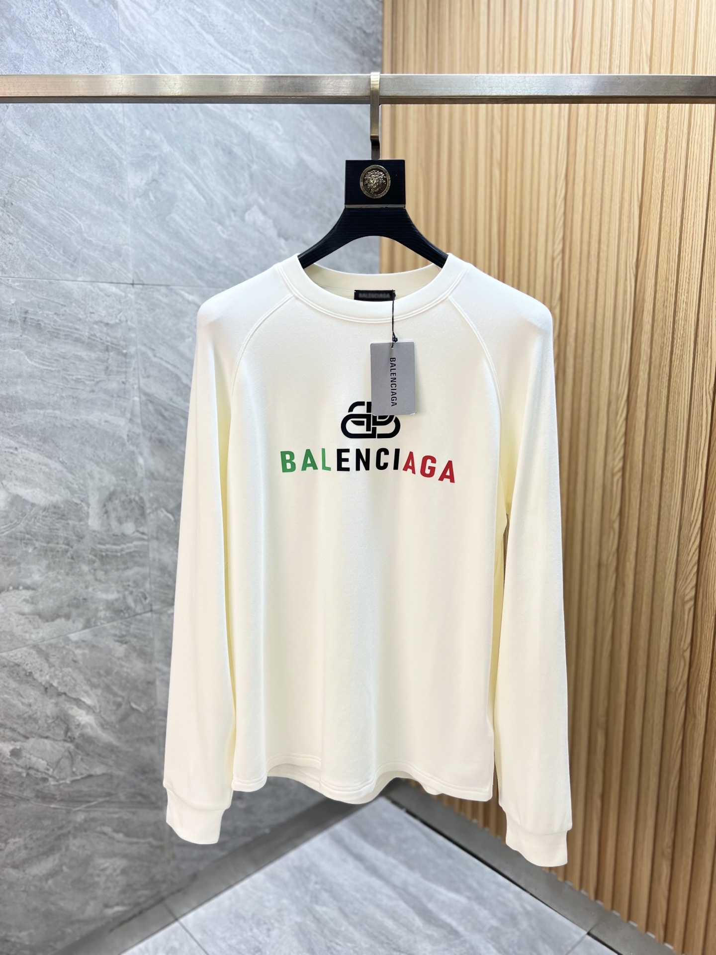 NO:547297,Balenciaga/Balenciaga 2025 autumn and winter new products, complete three standards, fleece round neck long-sleeved T-shirt. Don’t need to introduce too much good products. Look at the details. Counter code S-XXL 175/140 Suggestions M,,balenciaga,balenciaga,tees,t-shirt,alexander wang19860909Balenciaga/巴黎世家 2025秋冬新品 三标齐全 抓绒圆领长袖T恤 好货不用过多介绍 看细节 专柜码数 S-XXL 175/140建议M,,balenciaga,balenciaga,tees，t-shirt,alexander wang,Men's clothing