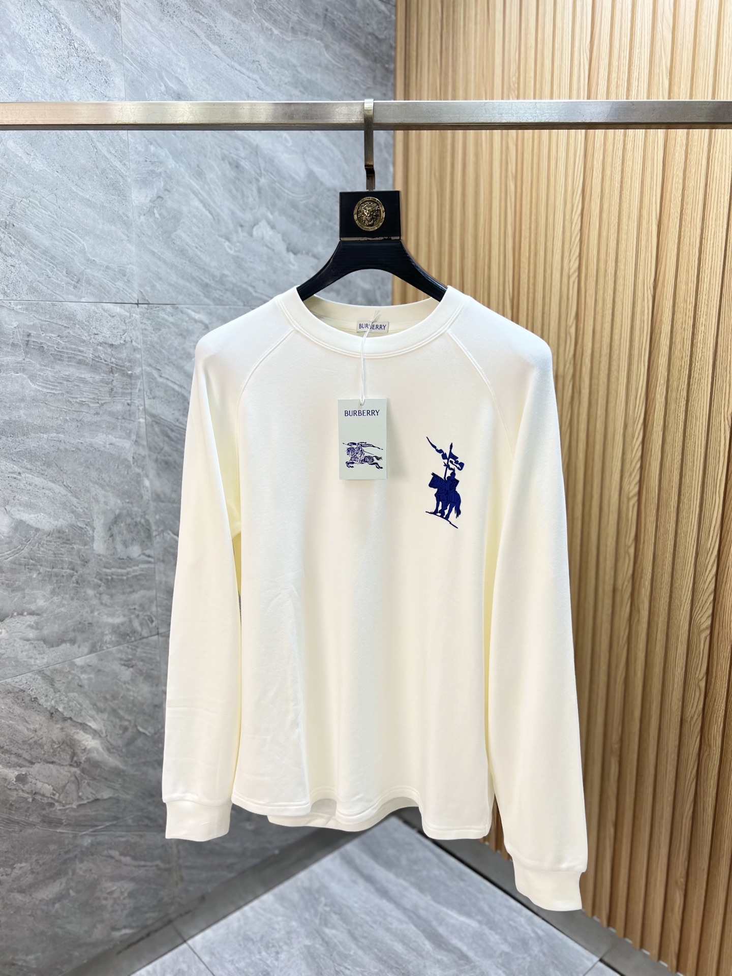 NO:547301,Burberry/Burberry 2025 autumn and winter new products, complete three standards, fleece round neck long-sleeved T-shirt, no need to introduce too much good products, look at the details, counter code number S-XXL 175/140 Suggestions L,,burberry,burberry,tees,t-shirt,alexander wang19860909Burberry/巴宝莉 2025秋冬新品 三标齐全 抓绒圆领长袖T恤 好货不用过多介绍 看细节 专柜码数 S-XXL 175/140建议L,,burberry,burberry,tees，t-shirt,alexander wang,Men's clothing