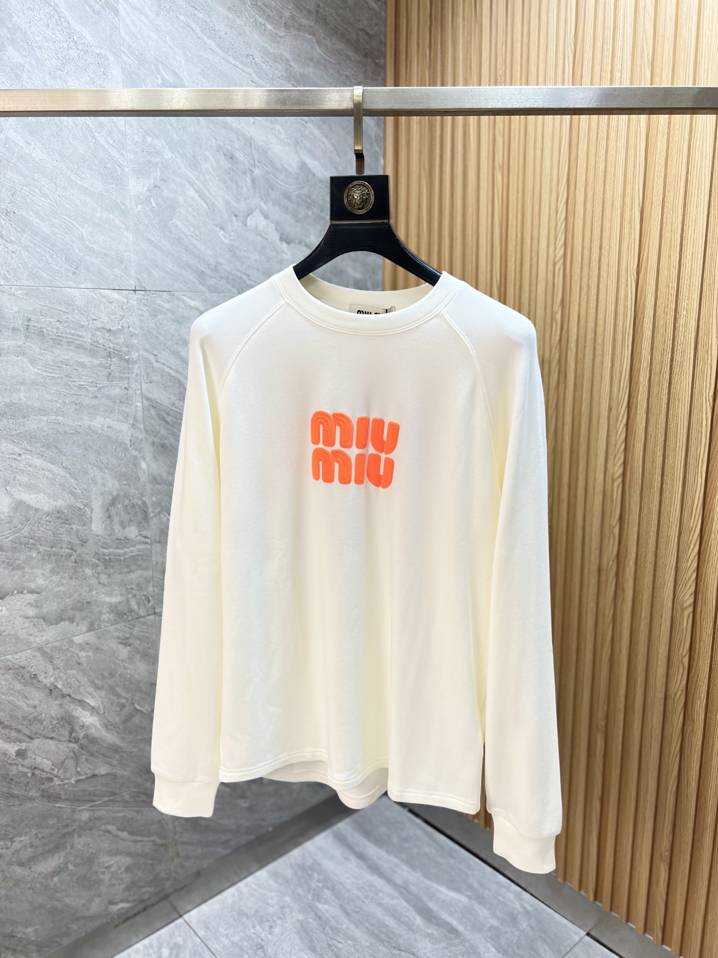 NO:547304,MiuMiu 2025 autumn and winter new products, complete three standards, fleece round neck long-sleeved T-shirt. Don’t need to introduce too much good products. Look at the details. Counter code S-XXL 175/140 Suggestions L,,miumiu,tees, t-shirt,alexander wang19860909MiuMiu 2025秋冬新品 三标齐全 抓绒圆领长袖T恤 好货不用过多介绍 看细节 专柜码数 S-XXL 175/140建议L,,miumiu,tees，t-shirt,alexander wang,Men's clothing