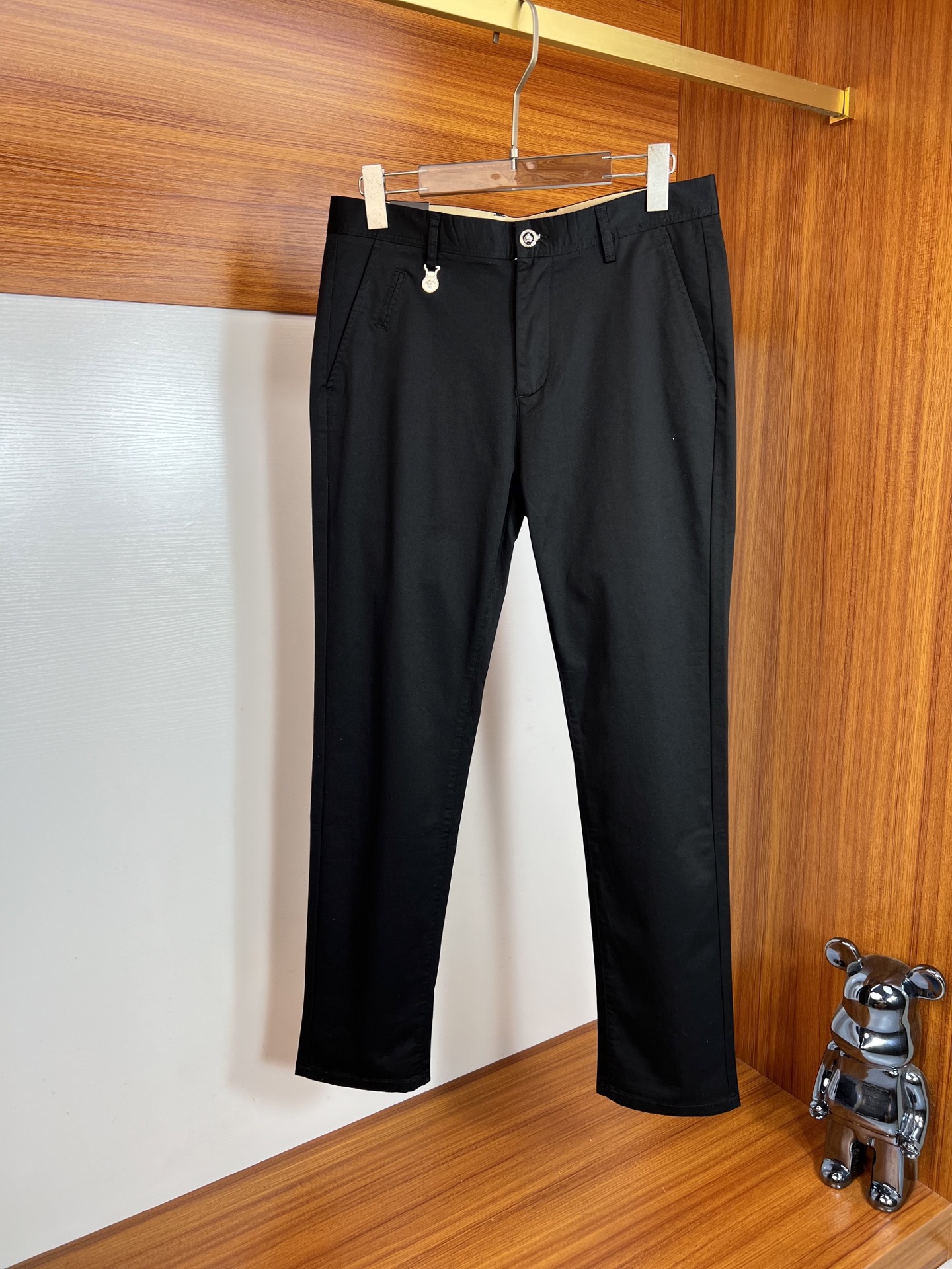 NO:548968,Versace/Versace 2025 autumn and winter new products, complete with three labels, trousers, casual pants, good products, no need to introduce too much, look at the details, counter size 29-38/140, upper body size 32,,versace,versace,alexander wang19860909Versace/范思哲 2025秋冬新品 三标齐全 西裤 休闲裤 好货不用过多介绍 看细节 专柜码数29-38 /140上身32码,,versace,versace,alexander wang,Men's clothing