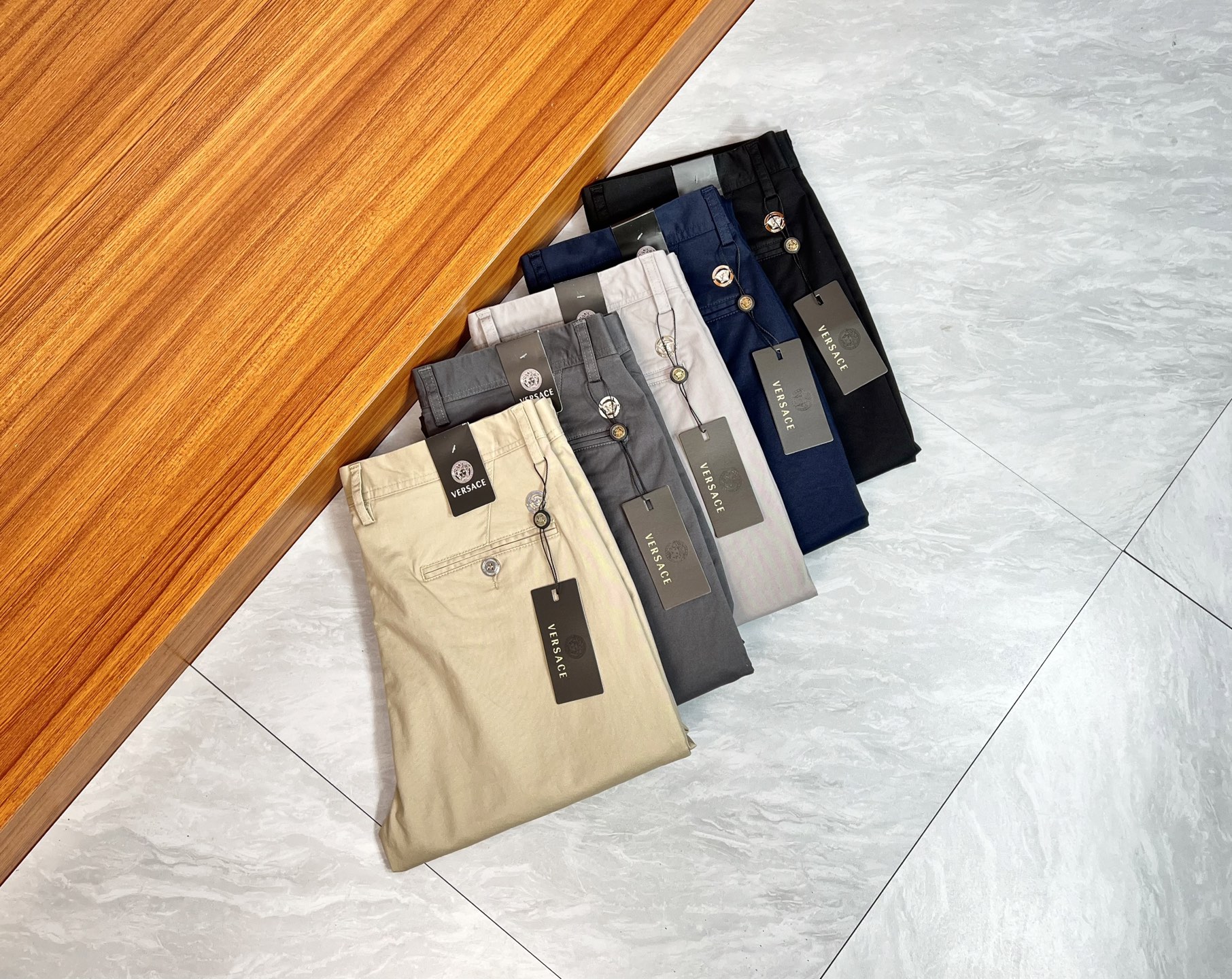 NO:548973,Versace/Versace 2025 autumn and winter new products, complete three standards, trousers, casual pants, good products, don't need to introduce too much, look at the details, counter number 29-38 / 140 upper body 32 sizes,,versace,versace,alexander wang19860909Versace/范思哲 2025秋冬新品 三标齐全 西裤 休闲裤 好货不用过多介绍 看细节 专柜码数29-38 /140上身32码,,versace,versace,alexander wang,Men's clothing