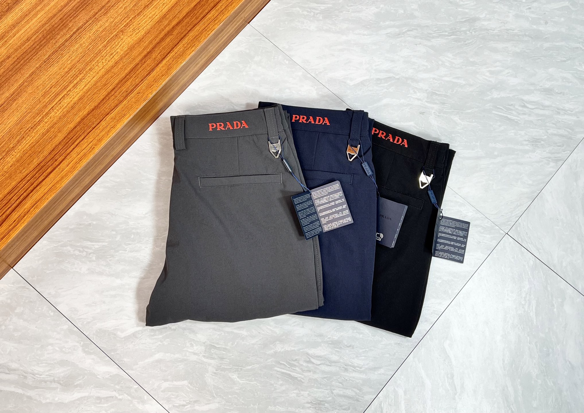 NO:548977,Prada/Prada 2025 autumn and winter new products, complete three standards, trousers, casual pants, good products, don't need to introduce too much, look at the details, counter number 29-38 / 140 upper body 32 sizes,,prada,prada,alexander wang19860909Prada/普拉达 2025秋冬新品 三标齐全 西裤 休闲裤 好货不用过多介绍 看细节 专柜码数29-38 /140上身32码,,prada,prada,alexander wang,Men's clothing