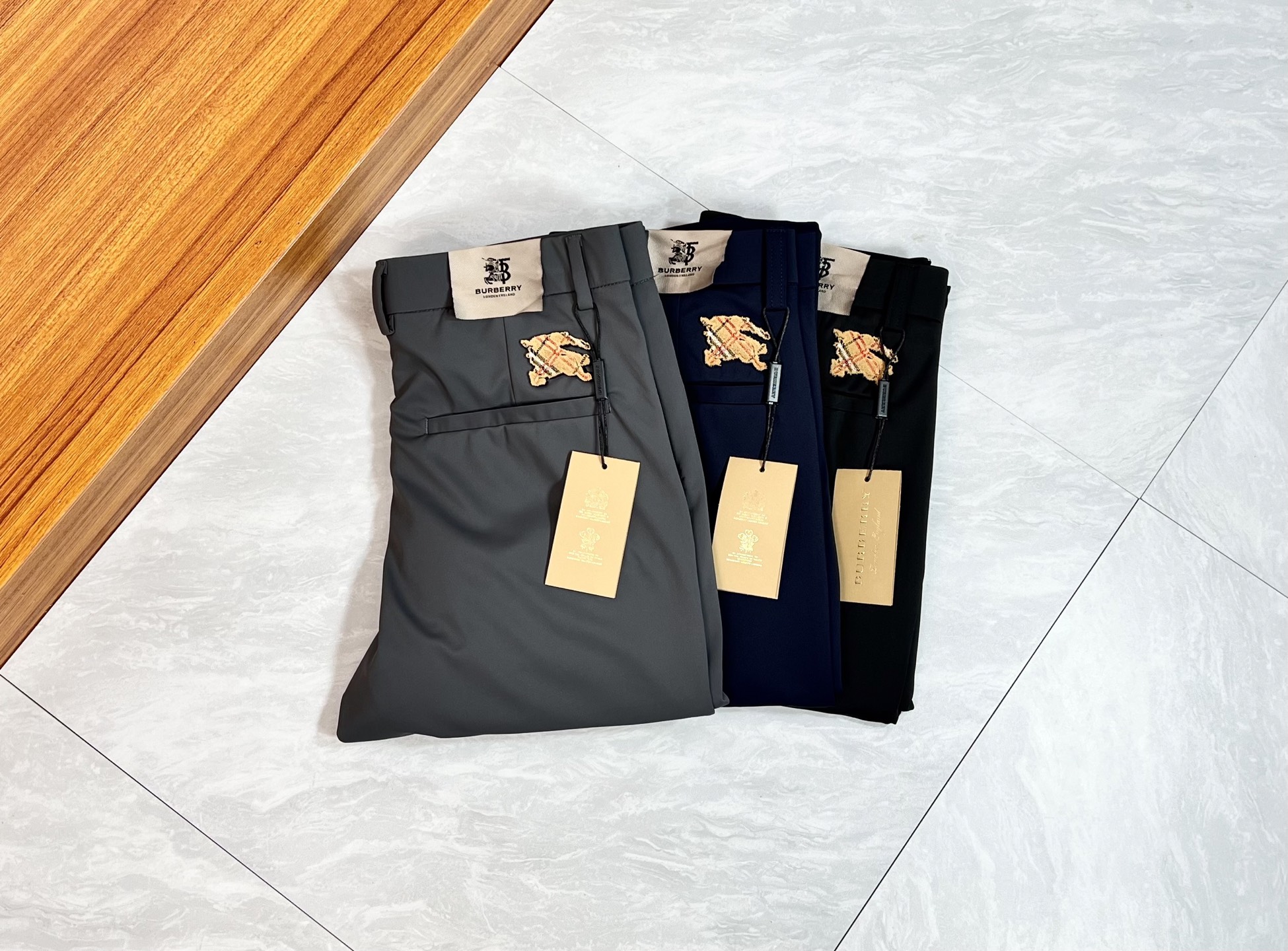 NO:548988,Burberry/Burberry 2025 autumn and winter new products, complete three-standard trousers, casual pants, good products, don't need to introduce too much, look at the details, counter number 29-38 / 140 upper body 32,,burberry,burberry,alexander wang19860909Burberry/巴宝莉 2025秋冬新品 三标齐全 西裤 休闲裤 好货不用过多介绍 看细节 专柜码数29-38 /140上身32码,,burberry,burberry,alexander wang,Men's clothing