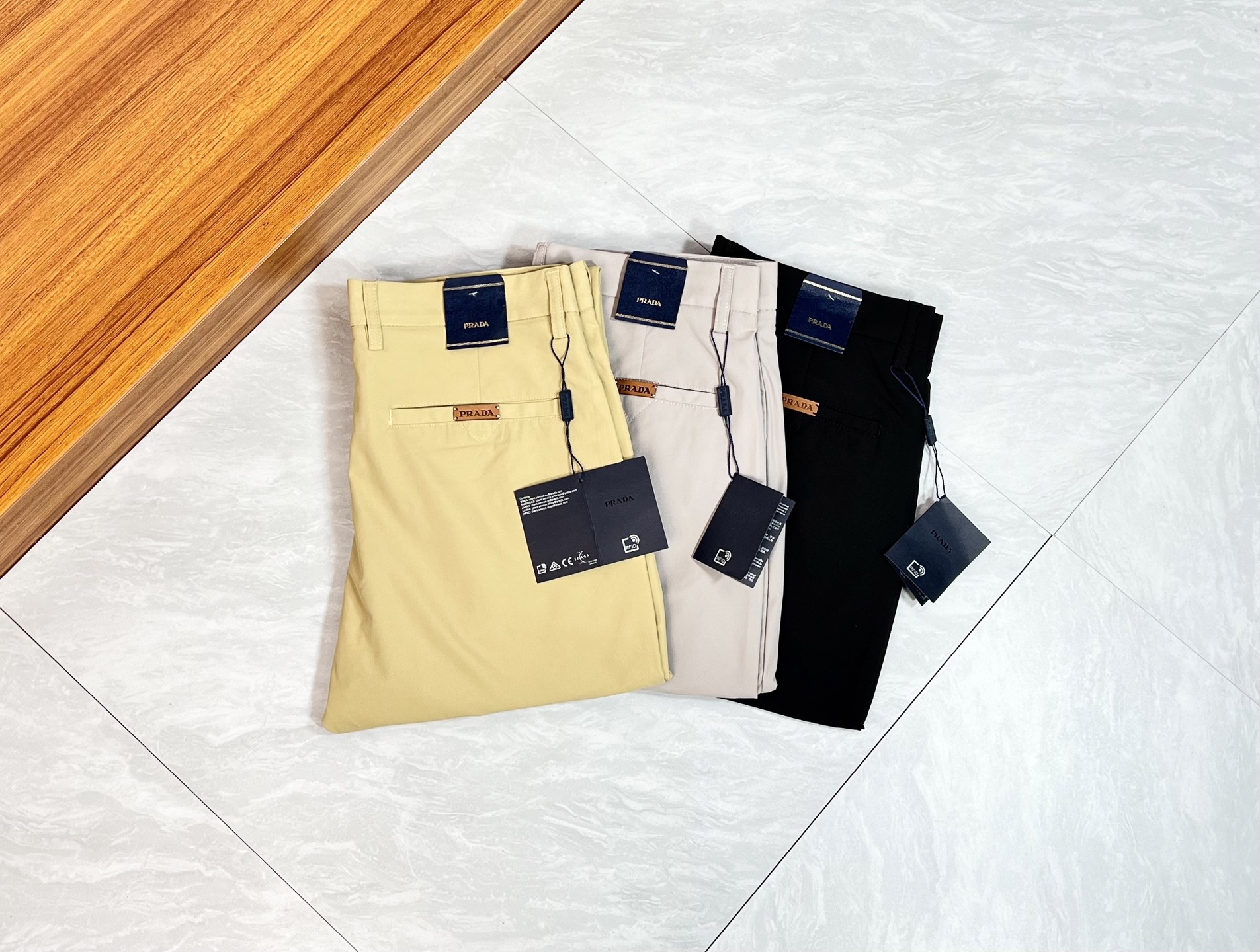 NO:548998,Prada/Prada 2025 autumn and winter new products, complete three standards, trousers, casual pants, good products, don't need to introduce too much, look at the details, counter number 29-38 / 140 upper body 32 sizes,,prada,prada,alexander wang19860909Prada/普拉达 2025秋冬新品 三标齐全 西裤 休闲裤 好货不用过多介绍 看细节 专柜码数29-38 /140上身32码,,prada,prada,alexander wang,Men's clothing