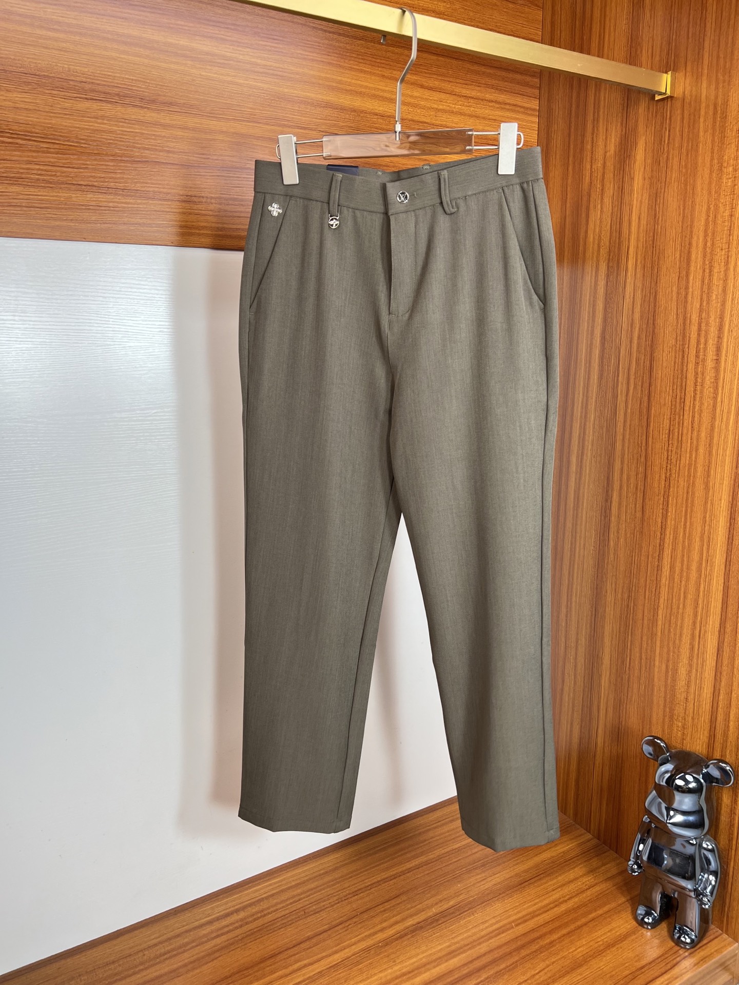 NO:549004,LV/Louis Vuitton 2025 autumn and winter new products, complete with three labels, trousers and casual pants. Good products need no introduction. Look at the details. Counter size 29-38/140 upper body size 32, louis vuitton, louis vuitton, alexander wang19860909LV/路易威登 2025秋冬新品 三标齐全 西裤 休闲裤 好货不用过多介绍 看细节 专柜码数29-38 /140上身32码,,louis vuitton,louis vuitton,alexander wang,Men's clothing