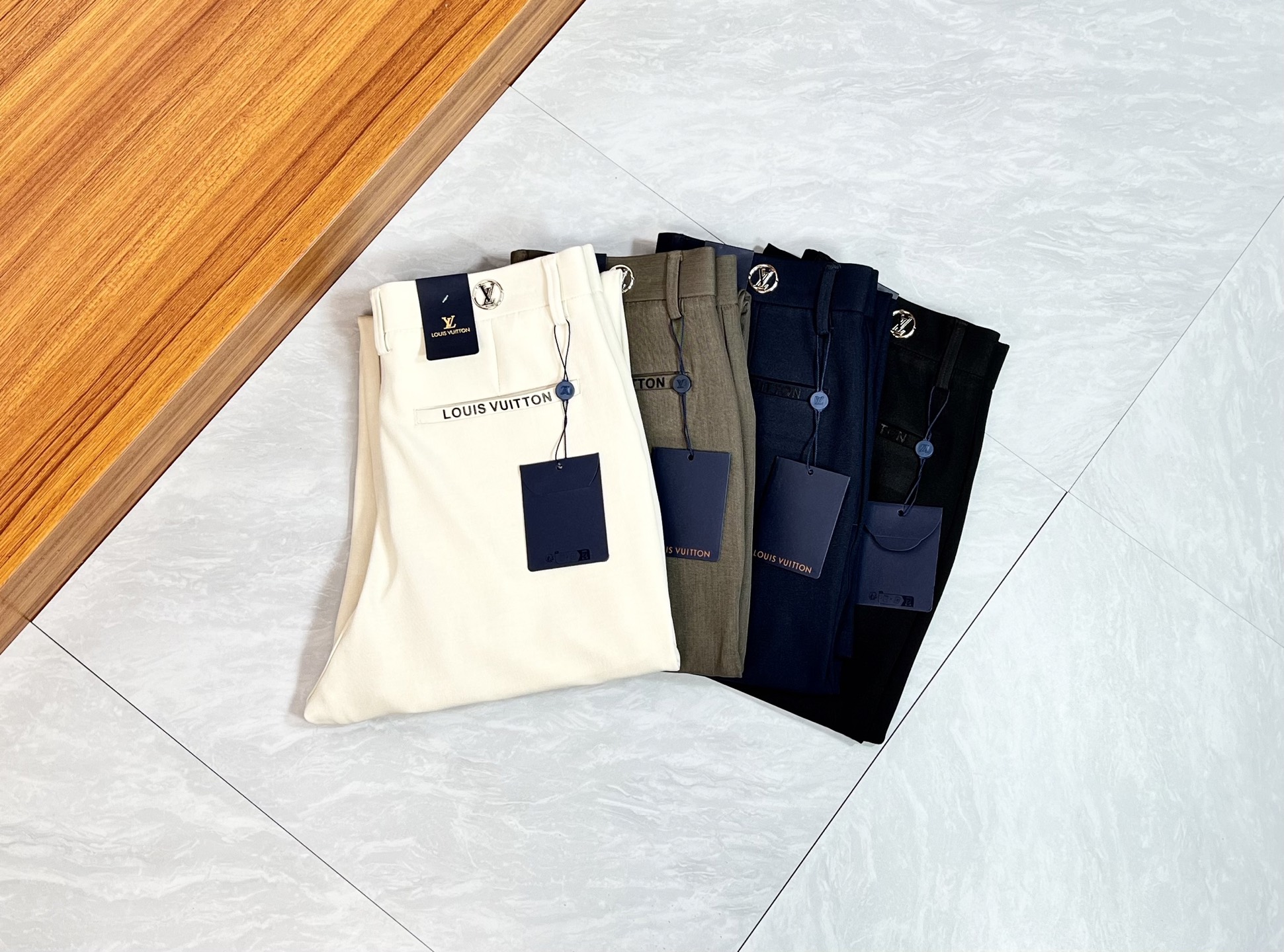 NO:548961,LV/Louis Vuitton 2025 autumn and winter new products, complete three standards, trousers, casual pants, good products, don't need to be introduced too much, look at the details, counter number 29-38 / 140 upper body 32 sizes,,louis vuitton,louis vuitton,alexander wang19860909LV/路易威登 2025秋冬新品 三标齐全 西裤 休闲裤 好货不用过多介绍 看细节 专柜码数29-38 /140上身32码,,louis vuitton,louis vuitton,alexander wang,Men's clothing