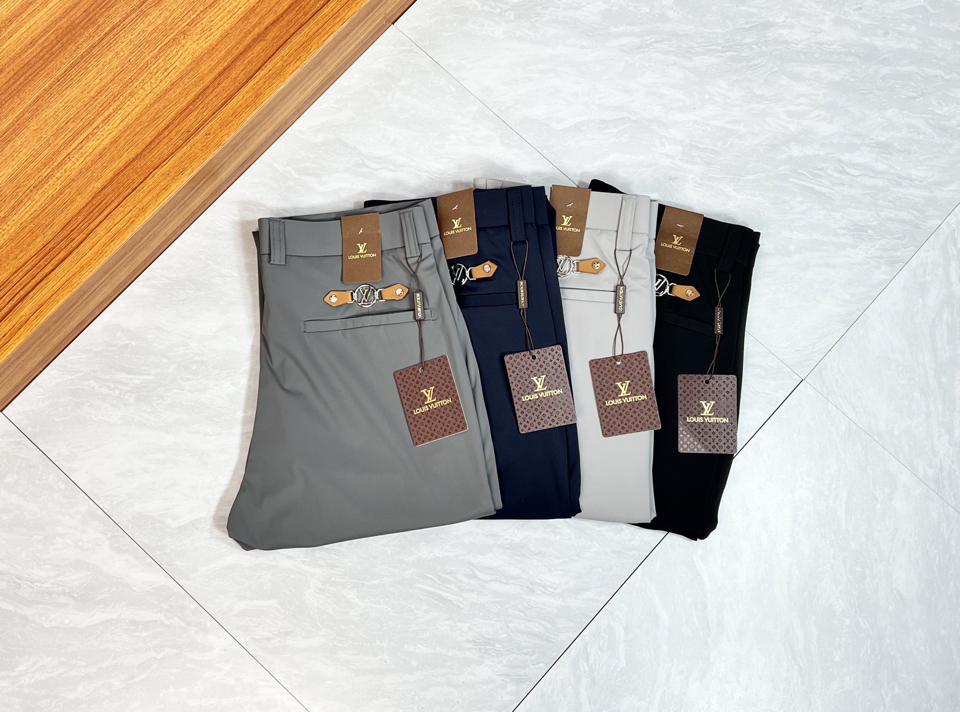 NO:548970,LV/Louis Vuitton 2025 autumn and winter new products, complete three standards, trousers, casual pants, good products, don't need to be introduced too much, look at the details, counter number 29-38 / 140 upper body 32 sizes,,louis vuitton,louis vuitton,alexander wang19860909LV/路易威登 2025秋冬新品 三标齐全 西裤 休闲裤 好货不用过多介绍 看细节 专柜码数29-38 /140上身32码,,louis vuitton,louis vuitton,alexander wang,Men's clothing