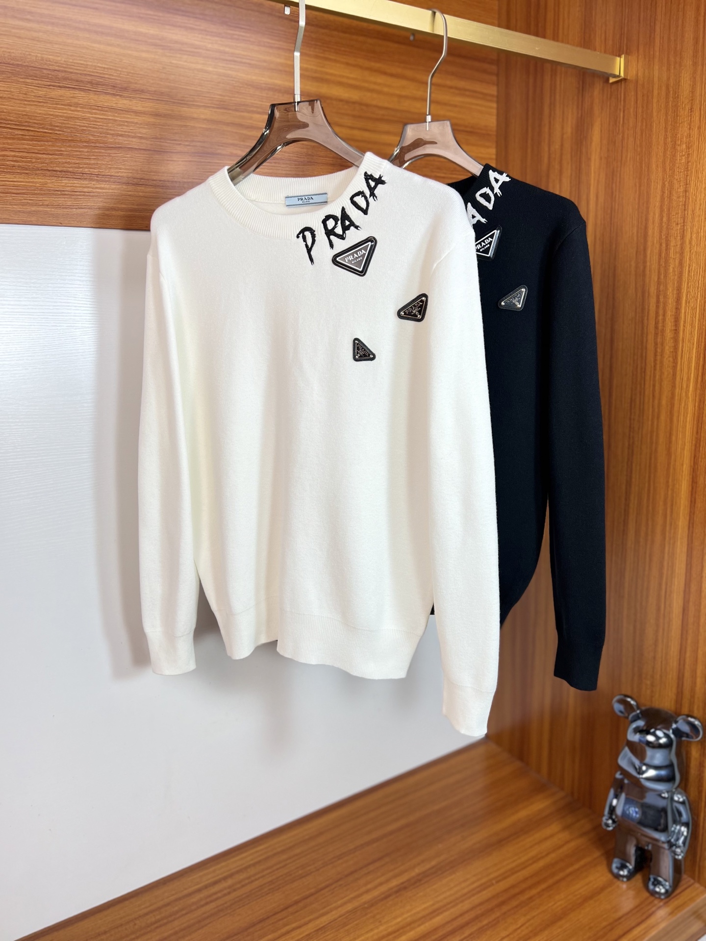 NO:572374,Prada/Prada 2025 new autumn and winter new products, complete with three labels, round neck sweater, good product, no need to introduce too much, look at the details, counter size M-XXXL 175/140, recommended L,, prada, prada, sweaters, alexander wang19860909Prada/普拉达 2025年秋冬新品上新 三标齐全 圆领毛衣 好货不用过多介绍 看细节 专柜码数M-XXXL 175/140建议L,,prada,prada,sweaters,alexander wang,Men's clothing