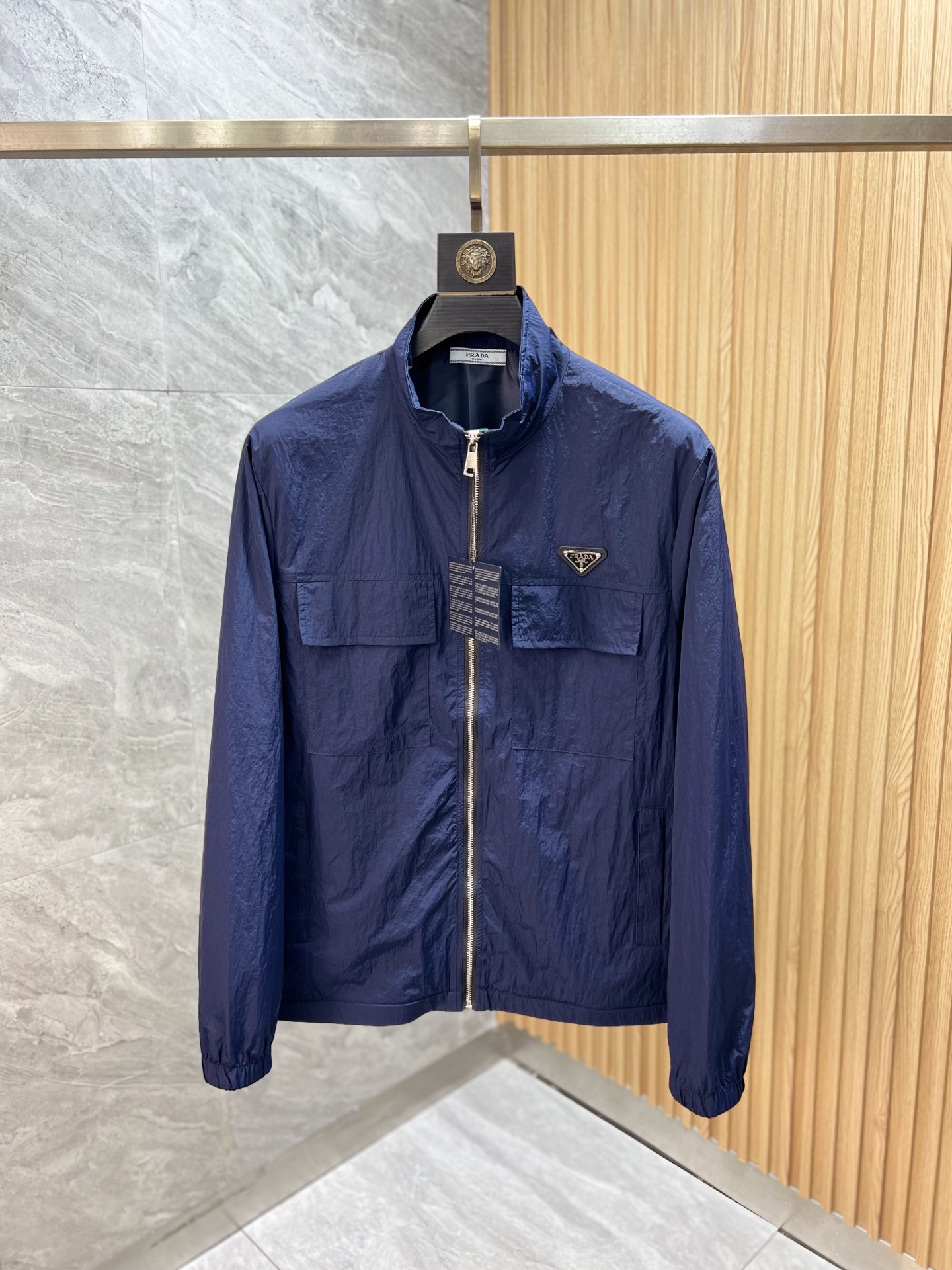 NO:599047,Prada/Prada 2025 new autumn and winter new products, complete with three labels, jackets and coats, good products need no introduction, look at the details, counter size M-XXXL 175/140, recommended L,, prada, prada, jackets & coats, jackets & coats, alexander wang19860909Prada/普拉达 2025年秋冬新品上新 三标齐全 夹克外套 好货不用过多介绍 看细节 专柜码数M-XXXL 175/140建议L,,prada,prada,jackets & coats,jackets & coats,alexander wang,Men's clothing
