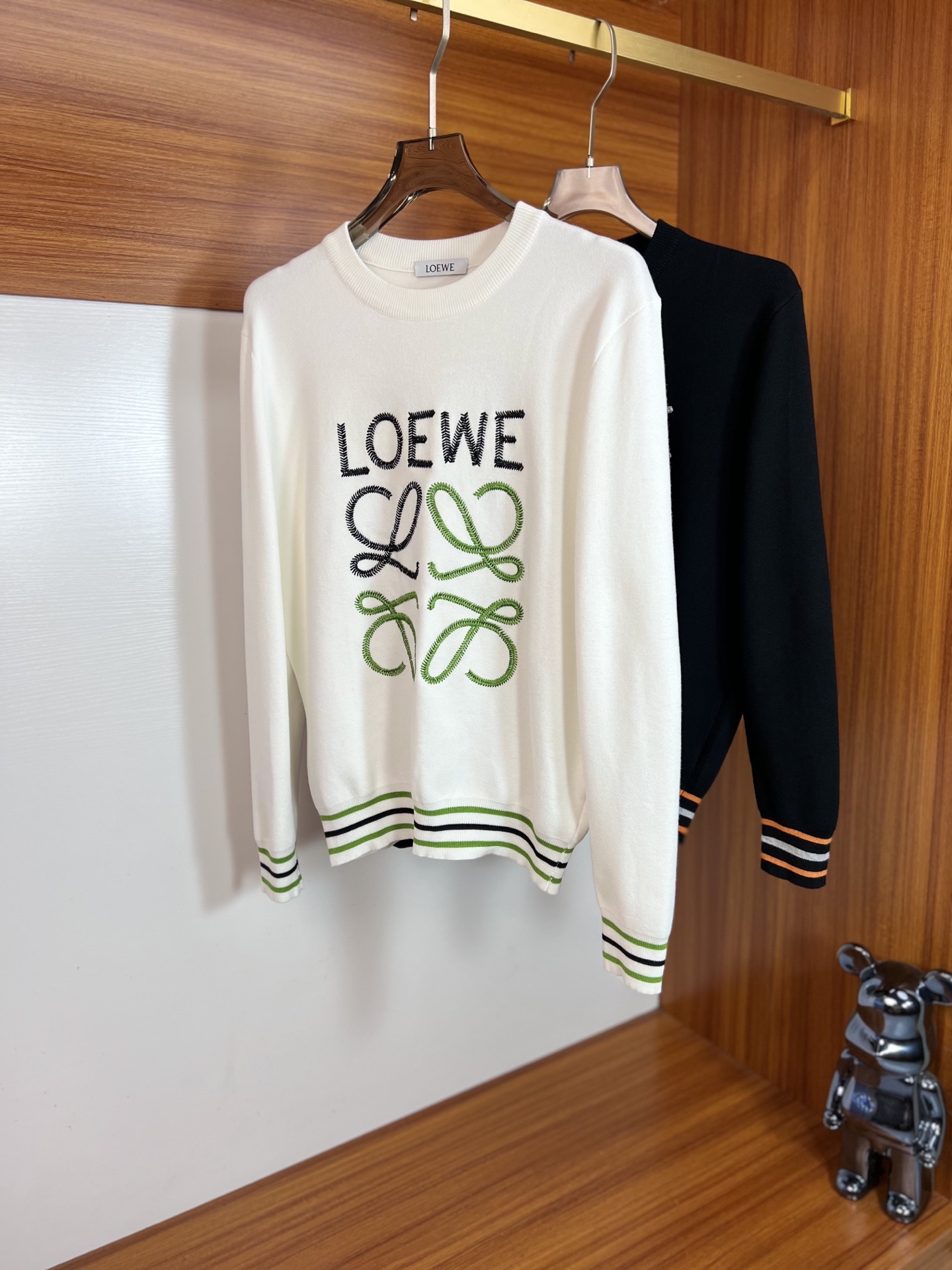 NO:654663,Loewe/Luo Yiwei 2025 new autumn and winter new products, complete with three labels, round neck sweater, good product, no need to introduce too much, look at the details, counter size M-XXXL 175/140, recommended L,, loewe, loewe, sweaters, alexander wang19860909Loewe/罗意威 2025年秋冬新品上新 三标齐全 圆领毛衣 好货不用过多介绍 看细节 专柜码数M-XXXL 175/140建议L,,loewe,loewe,sweaters,alexander wang,Men's clothing