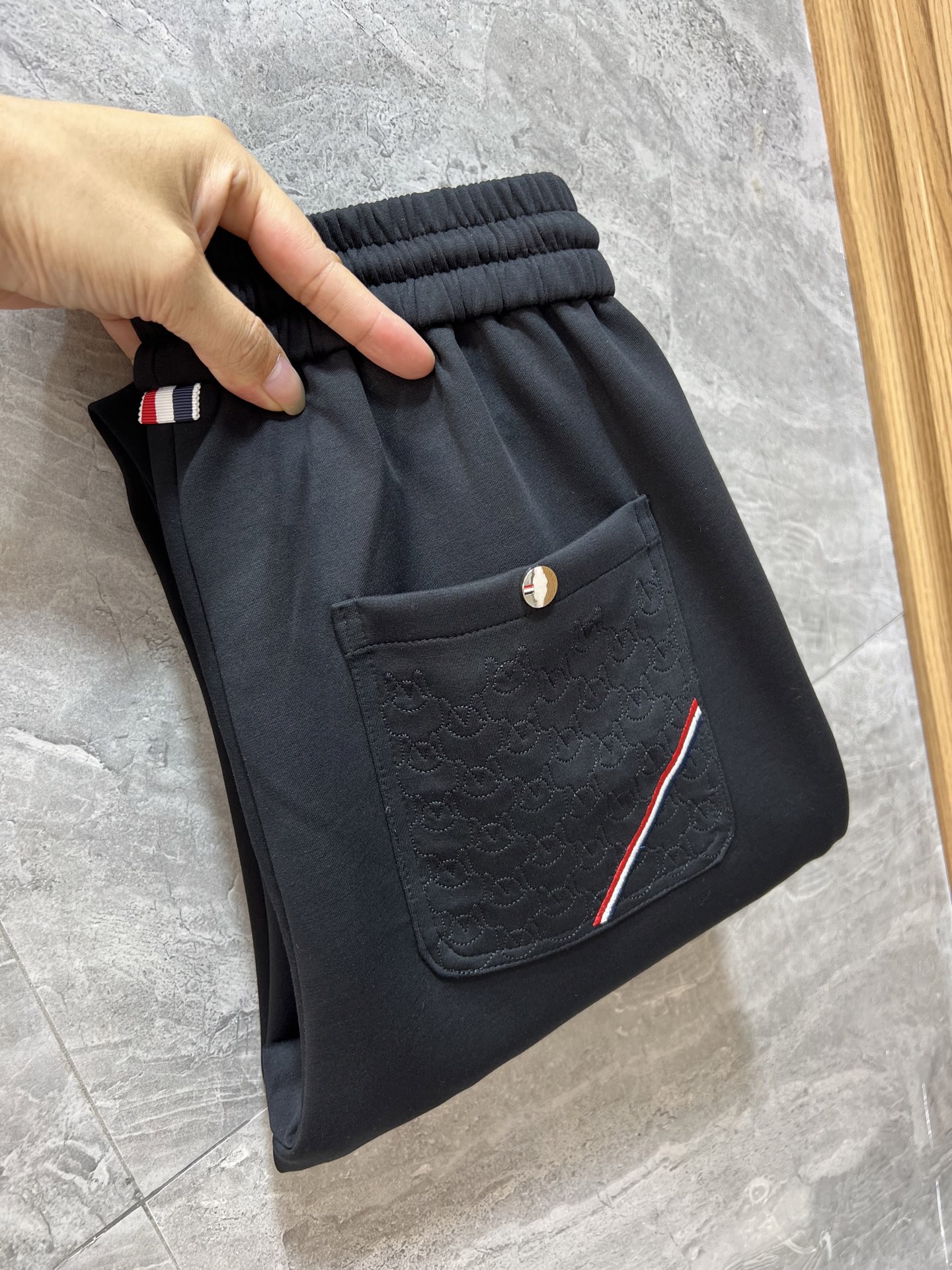 NO:524979,Moncler/家口 2025 autumn and winter new product, complete three standards, casual pants, no need to introduce too much good products, look at the details, counter number 30-38, 175/140 upper body 32, Moncler, alexander wang19860909Moncler/蒙口 2025秋冬新品 三标齐全 休闲裤 好货不用过多介绍 看细节 专柜码数30-38 175/140上身32码,,Moncler,alexander wang,Men's clothing
