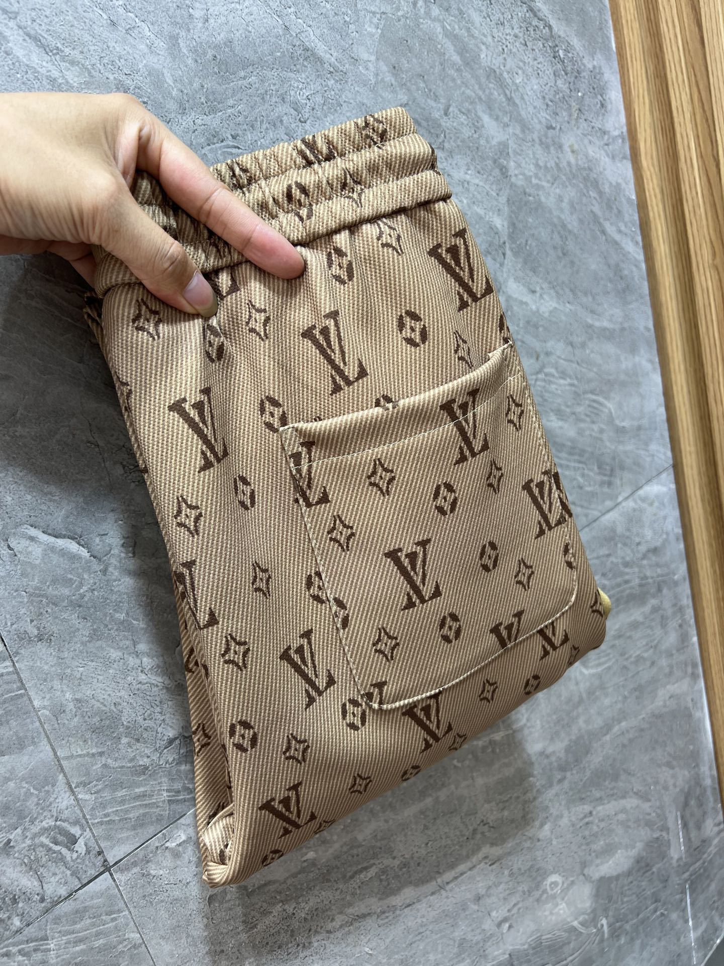 NO:524982,LV/Louis Vuitton 2025 autumn and winter new products, complete three standards, casual pants, good products, don't need to introduce too much, look at the details, counter number 30-38, 175/140 upper body 32,, louis vuitton, louis vuitton, alexander wang19860909LV/路易威登 2025秋冬新品 三标齐全 休闲裤 好货不用过多介绍 看细节 专柜码数30-38 175/140上身32码,,louis vuitton,louis vuitton,alexander wang,Men's clothing