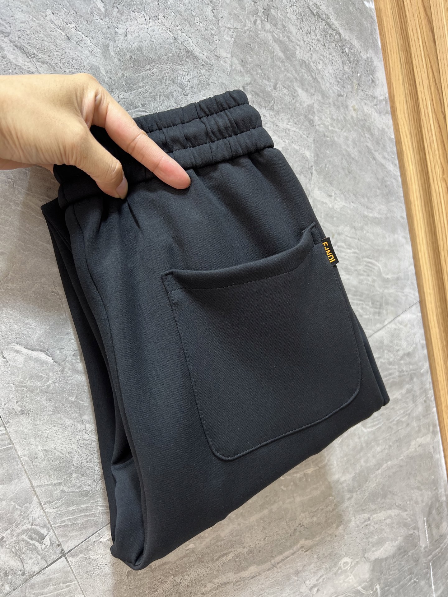 NO:524988,Fendi/Fendi 2025 autumn and winter new products, complete three standards, casual pants, good products, don't need to introduce too much, look at the details, counter number 30-38, 175/140 upper body 32,,fendi,fendi,alexander wang19860909Fendi/芬迪 2025秋冬新品 三标齐全 休闲裤 好货不用过多介绍 看细节 专柜码数30-38 175/140上身32码,,fendi,fendi,alexander wang,Men's clothing