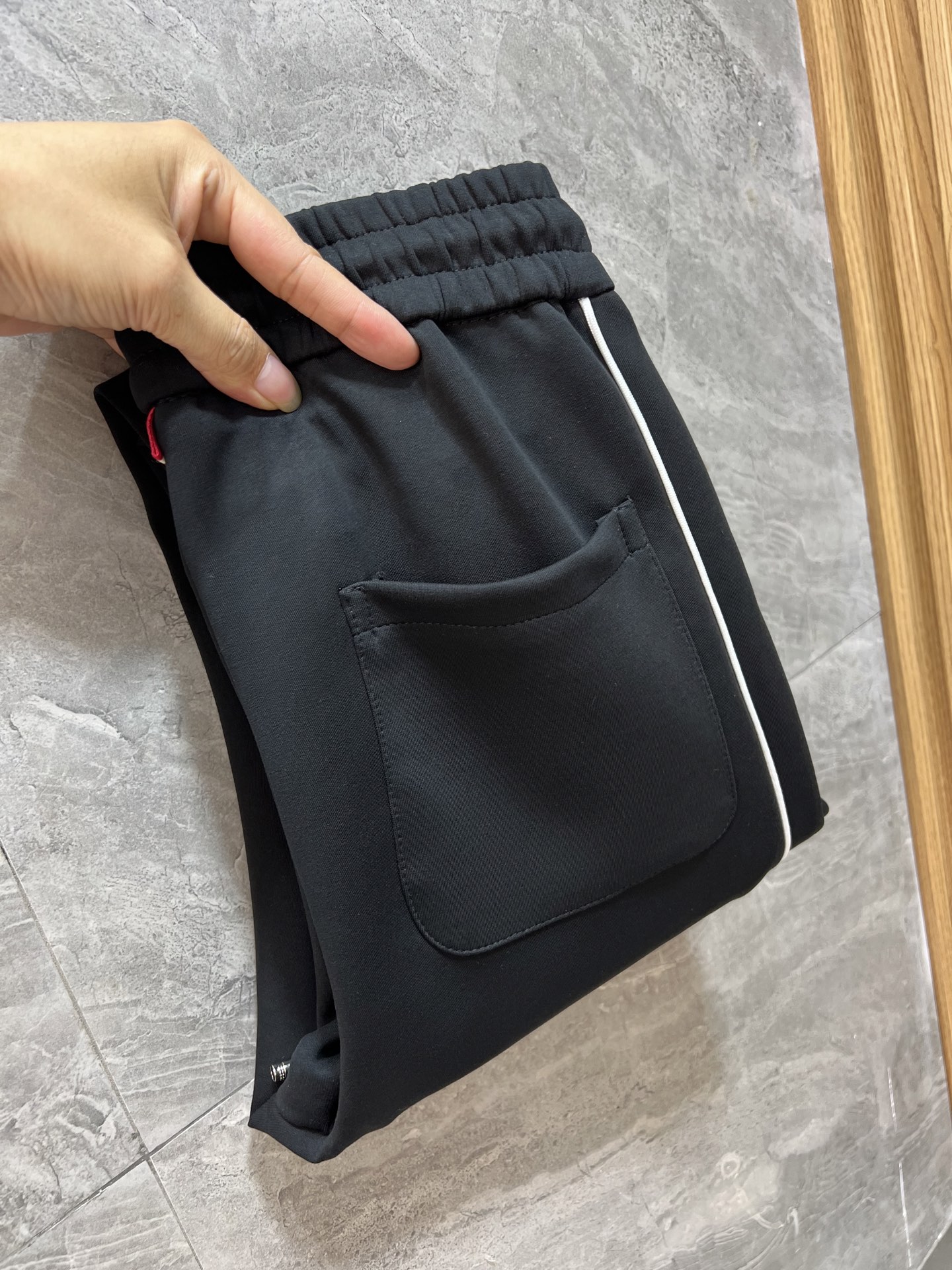 NO:524992,alo 2025 autumn and winter new product, complete three standards, casual pants, no need to introduce too much good products, look at the details, counter number 30-38, 175/140 upper body 32, alexander wang19860909alo 2025秋冬新品 三标齐全 休闲裤 好货不用过多介绍 看细节 专柜码数30-38 175/140上身32码,,alexander wang,Men's clothing