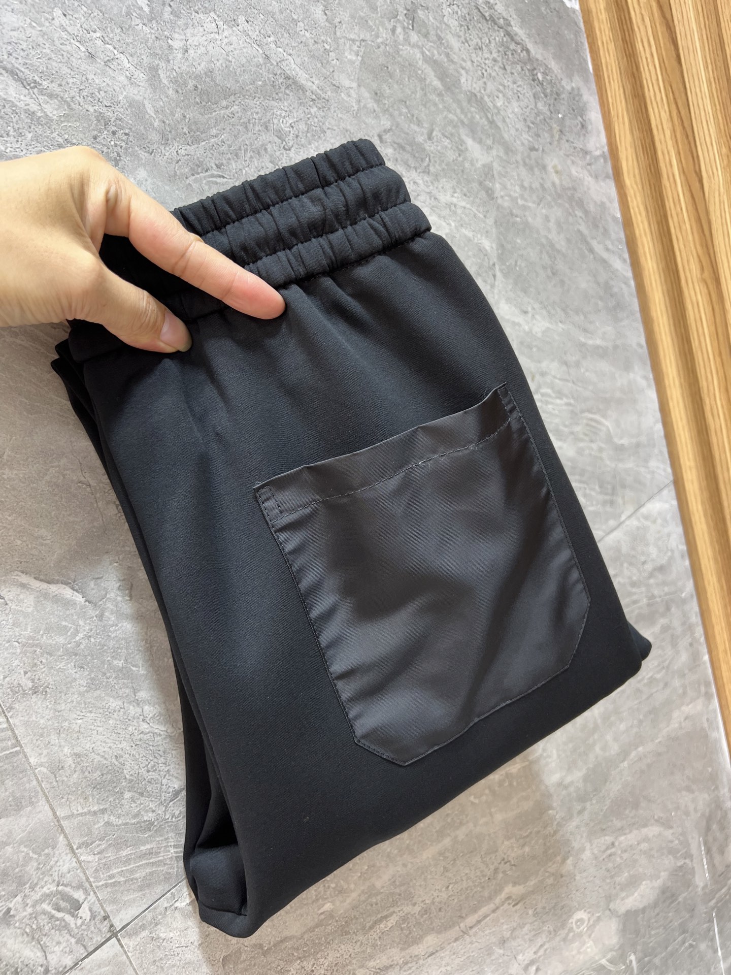 NO:524995,Prada/Prada 2025 autumn and winter new products, complete three standards, casual pants, good products, don't need to introduce too much, look at the details, counter number 30-38, 175/140 upper body 32,,prada,prada,alexander wang19860909Prada/普拉达 2025秋冬新品 三标齐全 休闲裤 好货不用过多介绍 看细节 专柜码数30-38 175/140上身32码,,prada,prada,alexander wang,Men's clothing