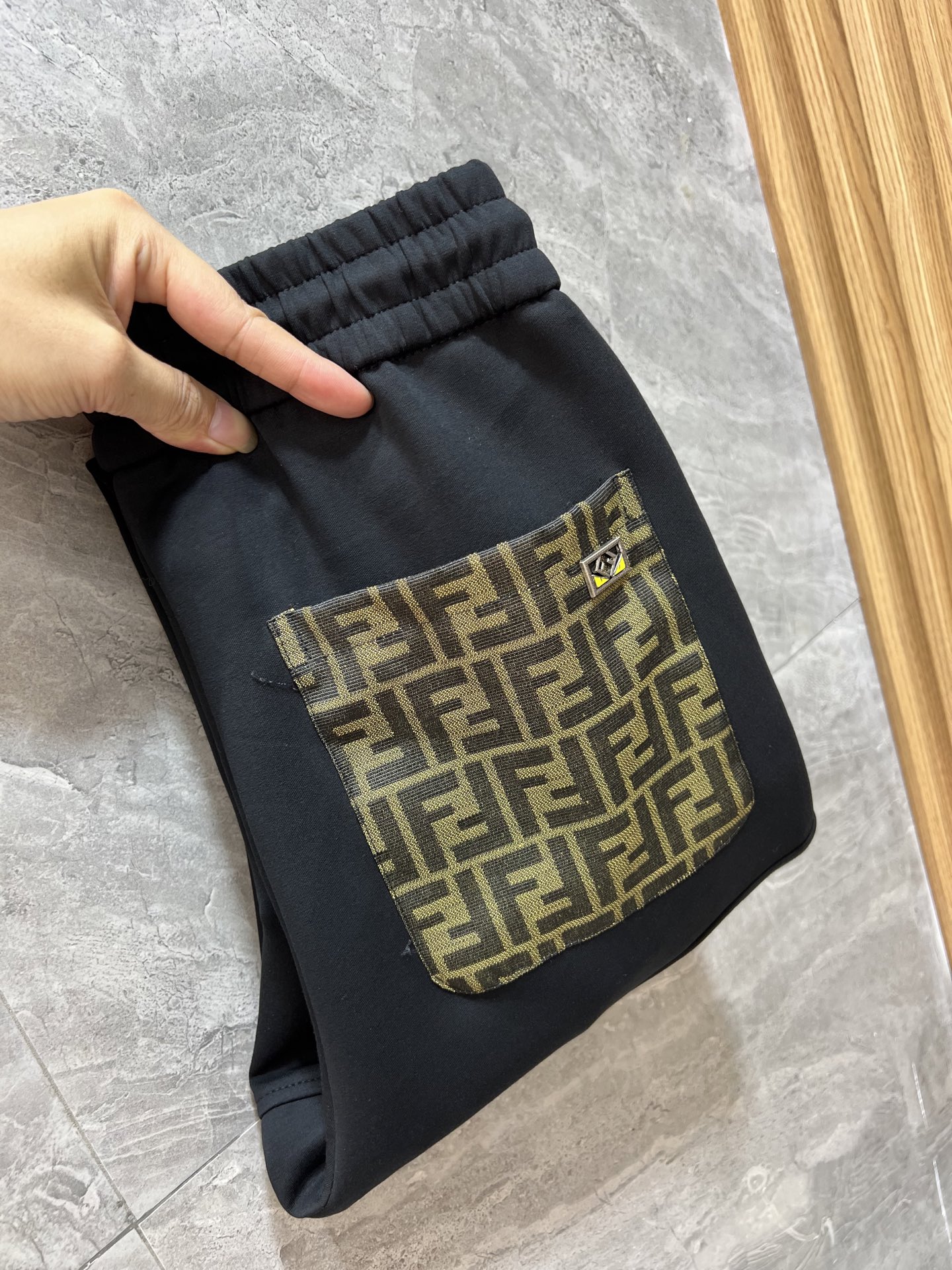 NO:524999,Fendi/Fendi 2025 autumn and winter new products, complete three standards, casual pants, good products, don't need to introduce too much, look at the details, counter number 30-38, 175/140 upper body 32,,fendi,fendi,alexander wang19860909Fendi/芬迪 2025秋冬新品 三标齐全 休闲裤 好货不用过多介绍 看细节 专柜码数30-38 175/140上身32码,,fendi,fendi,alexander wang,Men's clothing