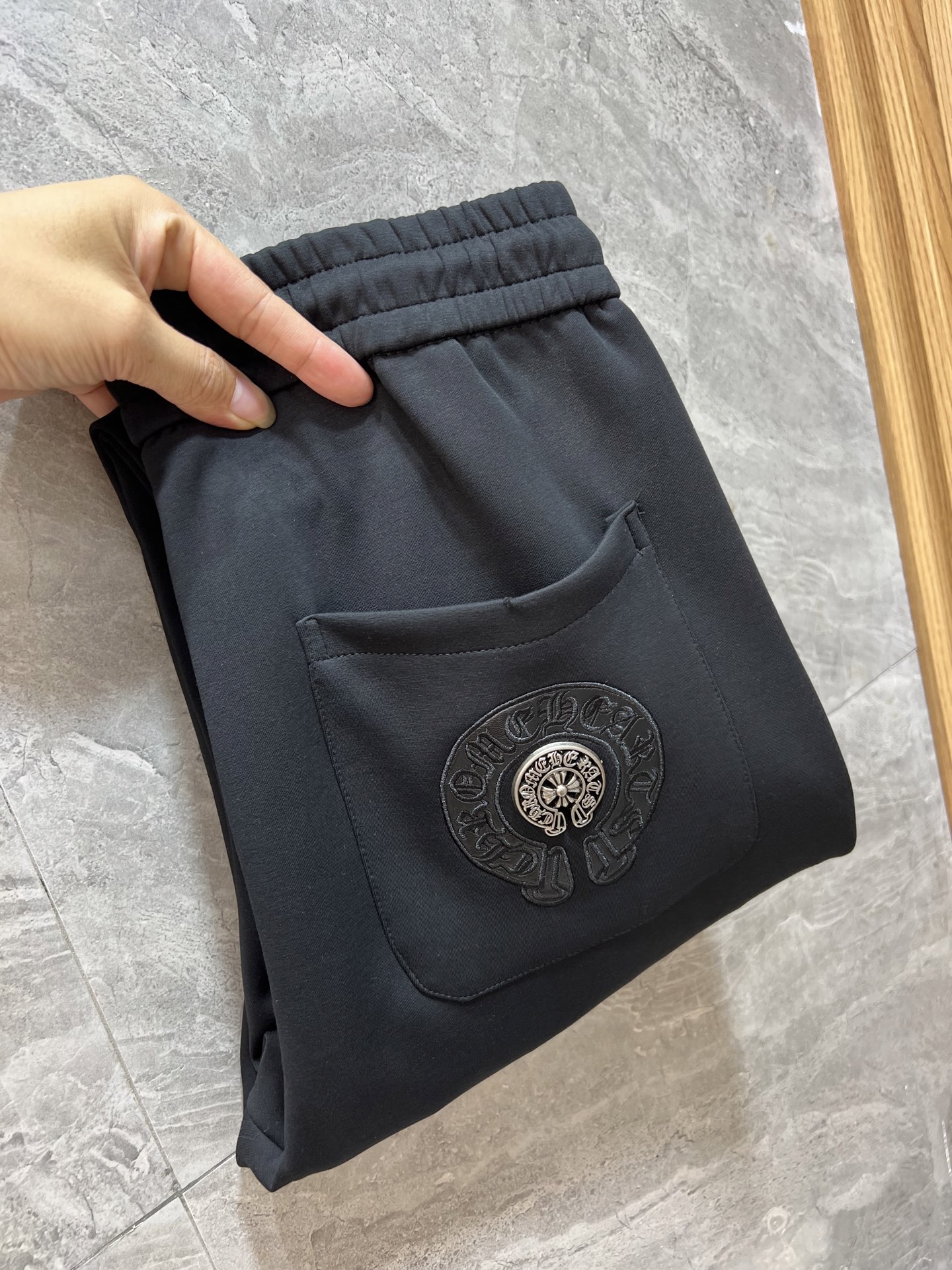 NO:525003,Ch/Croxin 2025 autumn and winter new products, complete three standards, casual pants, good products, don't need to introduce too much, look at the details, counter number 30-38, 175/140 upper body 32, chrome hearts, alexander wang19860909Ch/克罗心 2025秋冬新品 三标齐全 休闲裤 好货不用过多介绍 看细节 专柜码数30-38 175/140上身32码,,chrome hearts,alexander wang,Men's clothing