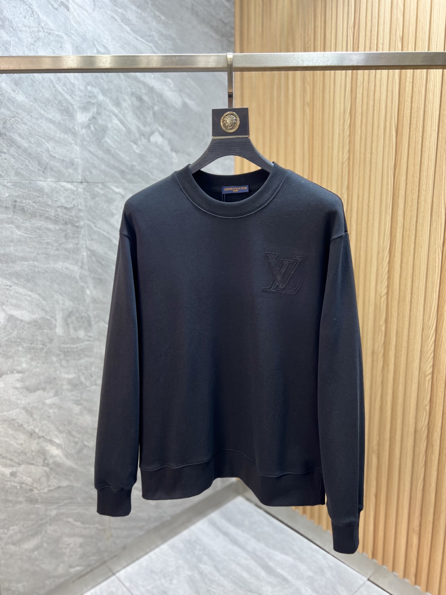 NO:525009,LV/Louis Vuitton 2025 autumn and winter new products, complete three standards, pure cotton round neck sweatshirts, same style for men and women, good products do not need to be introduced too much, look at the details, counter code number S-XL 175/140 suggestion M,,louis vuitton,louis vuitton,hoodie,sweatshirts,alexander wang19860909LV/路易威登 2025秋冬新品 三标齐全 纯棉圆领卫衣 男女同款 好货不用过多介绍 看细节 专柜码数 S-XL 175/140建议M,,louis vuitton,louis vuitton,hoodie,sweatshirts,alexander wang,Men's clothing