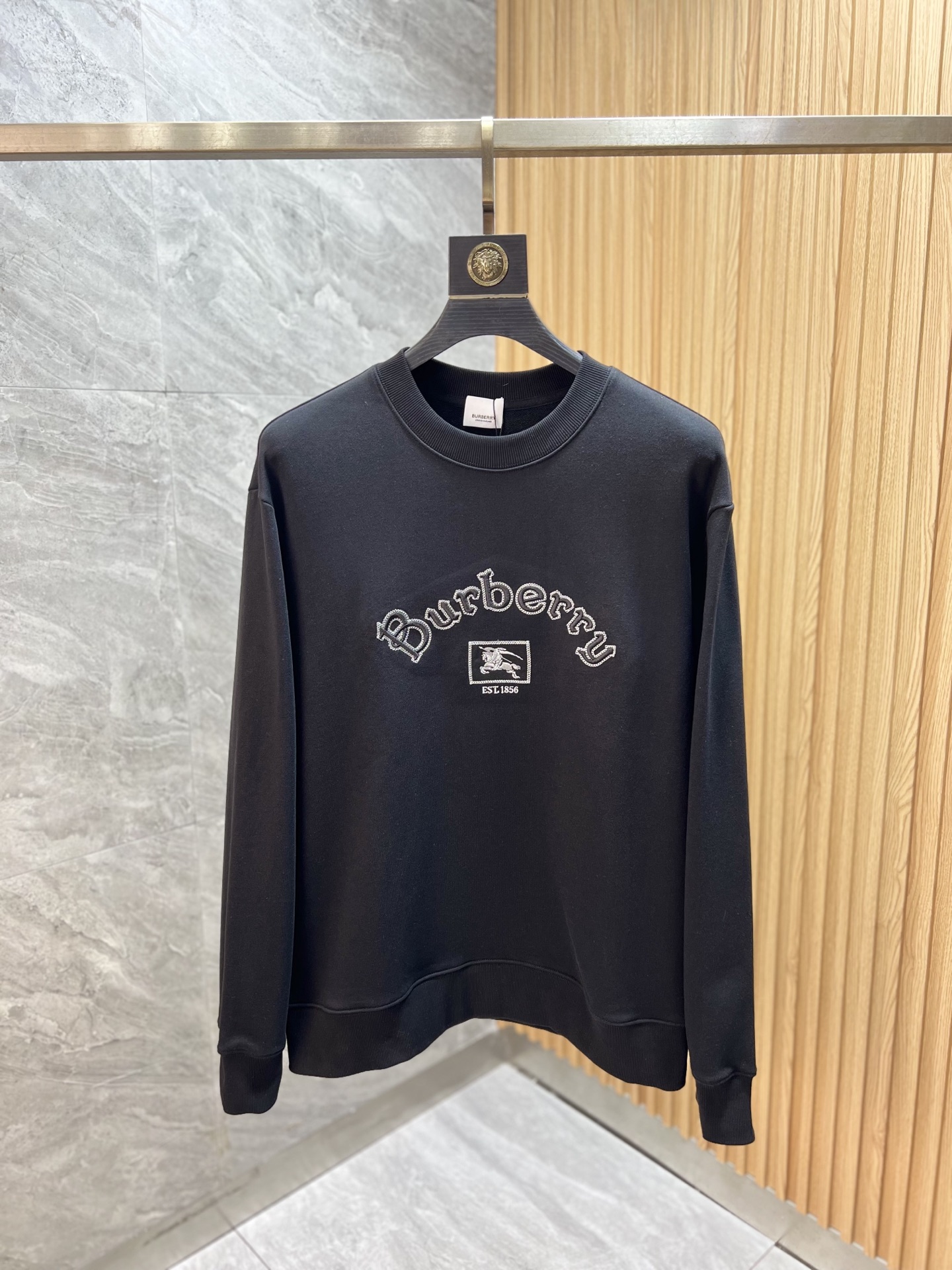 NO:525011,Burberry/Burberry 2025 autumn and winter new products, complete three standards, pure cotton round neck sweatshirts, same style for men and women, no need to introduce too much good products, look at the details, counter code number S-XL 175/140 suggestion M,,burberry,burberry,hoodie,sweatshirts,alexander wang19860909Burberry/巴宝莉 2025秋冬新品 三标齐全 纯棉圆领卫衣 男女同款 好货不用过多介绍 看细节 专柜码数 S-XL 175/140建议M,,burberry,burberry,hoodie,sweatshirts,alexander wang,Men's clothing