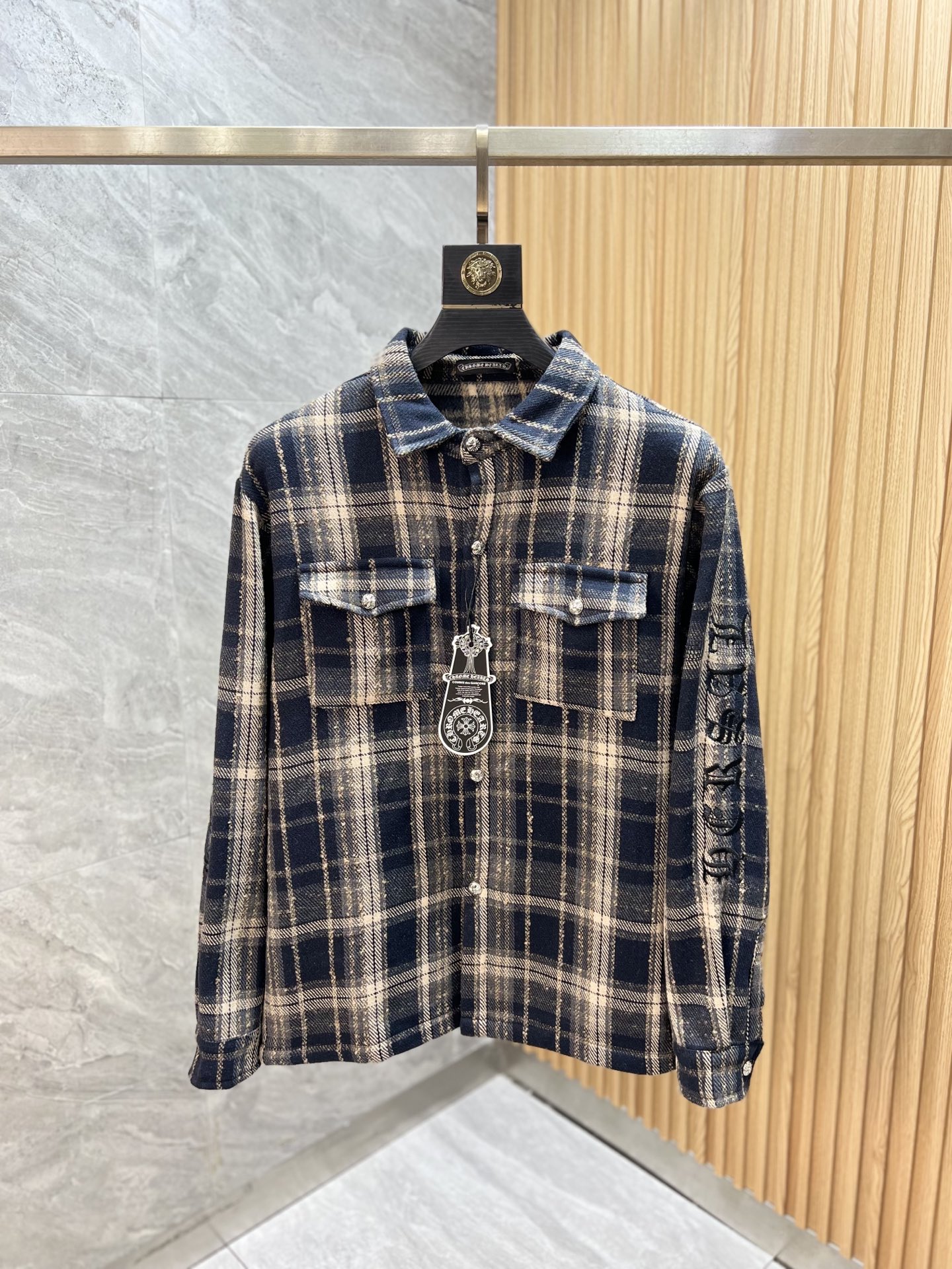 NO:525004,Ch/Croxin 2025 new autumn and winter products are available, complete three standards, plush jackets, no need to introduce the good products too much, look at the details, counter number M-XXXL 175/140 Suggestions L,,chrome hearts, jackets & coats, jackets & coats, alexander wang19860909Ch/克罗心 2025年秋冬新品上新 三标齐全 加绒夹克外套 好货不用过多介绍 看细节 专柜码数M-XXXL 175/140建议L,,chrome hearts,jackets & coats,jackets & coats,alexander wang,Men's clothing