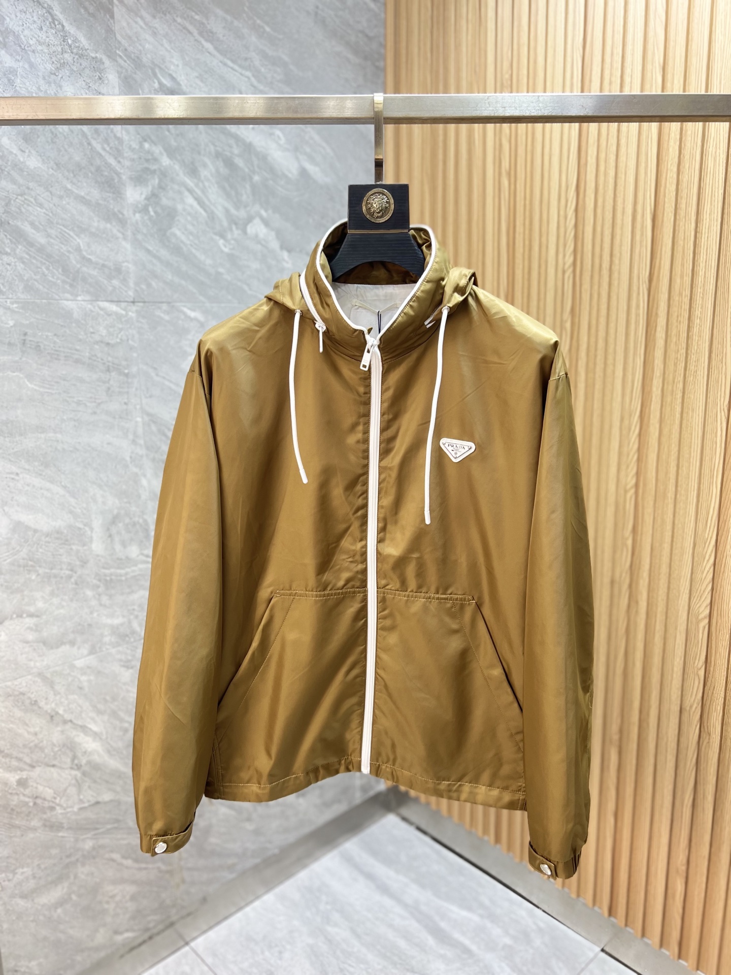 NO:525008,Prada/Prada 2025 autumn and winter new products are available, three standards are complete, jackets and jackets, don’t need to introduce too much, look at the details, counter code M-XXXL 175/140 Suggestions,,prada,prada,jackets & coats,jackets & coats,alexander wang19860909Prada/普拉达 2025年秋冬新品上新 三标齐全 夹克外套 好货不用过多介绍 看细节 专柜码数M-XXXL 175/140建议L,,prada,prada,jackets & coats,jackets & coats,alexander wang,Men's clothing