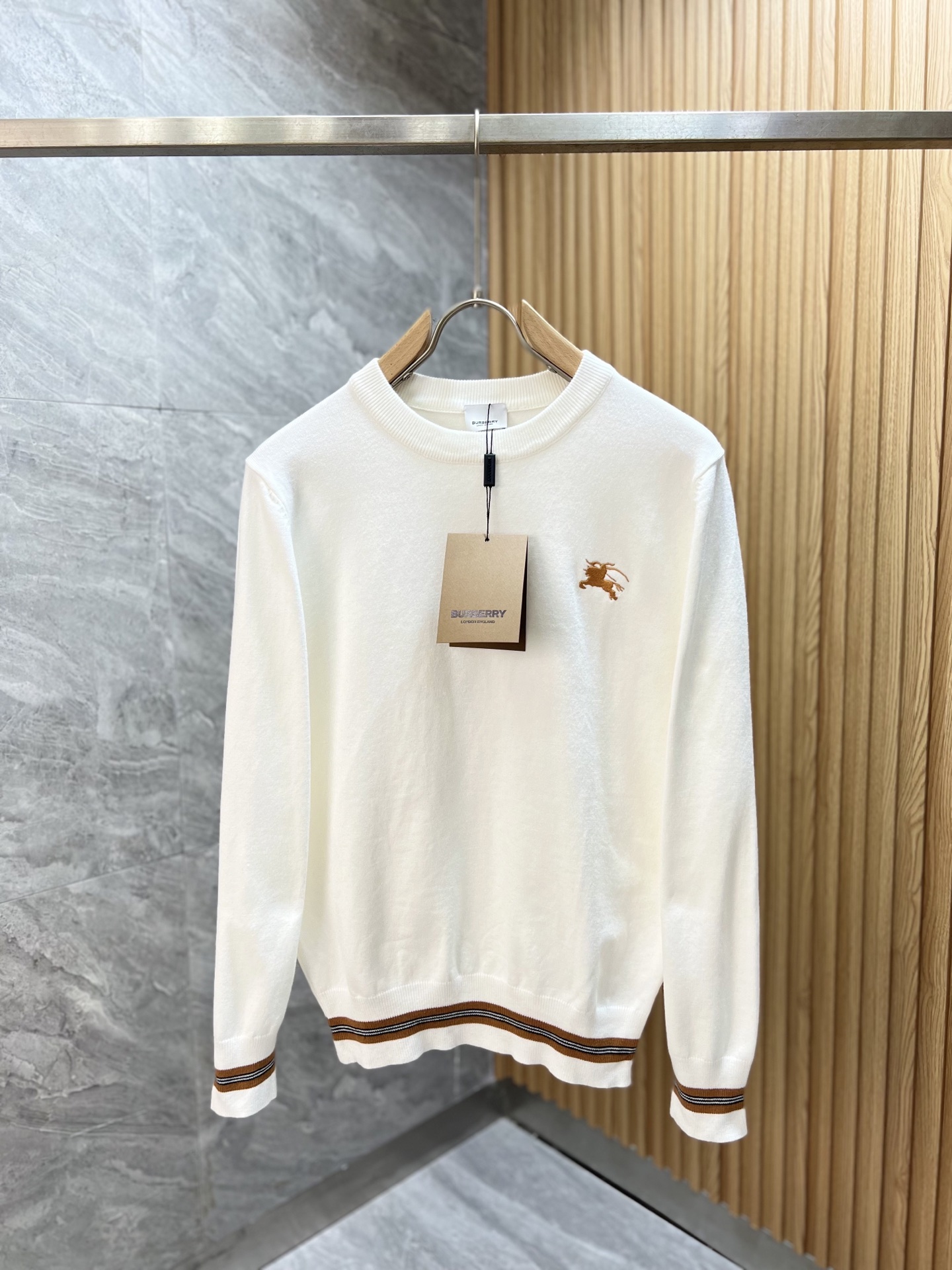 NO:526064,Burberry/Burberry New products for spring and summer 2025 are available in new products, complete three standards, round neck sweater, good products do not need to be introduced too much, look at the details, counter number M-XXXL 175/140 Suggestions,,burberry,burberry,sweaters,alexander wang19860909Burberry/巴宝莉 2025年春夏新品上新 三标齐全 圆领毛衣 好货不用过多介绍 看细节 专柜码数M-XXXL 175/140建议L,,burberry,burberry,sweaters,alexander wang,Men's clothing