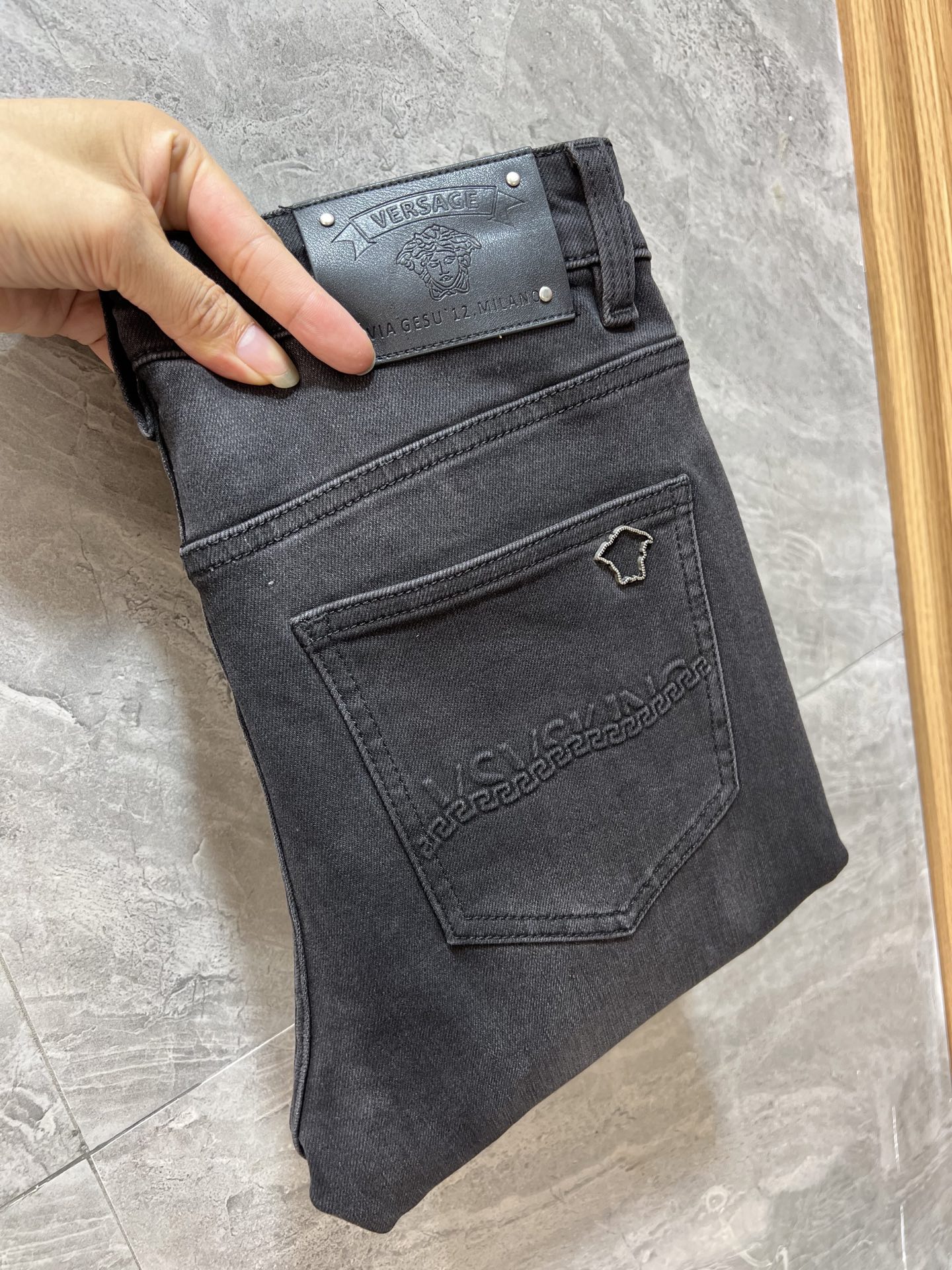 NO:528224,Versace/Versace 2025 autumn and winter new products, complete three standards, jeans, good products, don't need to be introduced too much, look at the details, counter number 29-38, 175/140 upper body 32,,versace,versace,jeans,alexander wang19860909Versace/范思哲 2025秋冬新品 三标齐全 牛仔裤 好货不用过多介绍 看细节 专柜码数29-38 175/140上身32码,,versace,versace,jeans,alexander wang,Men's clothing