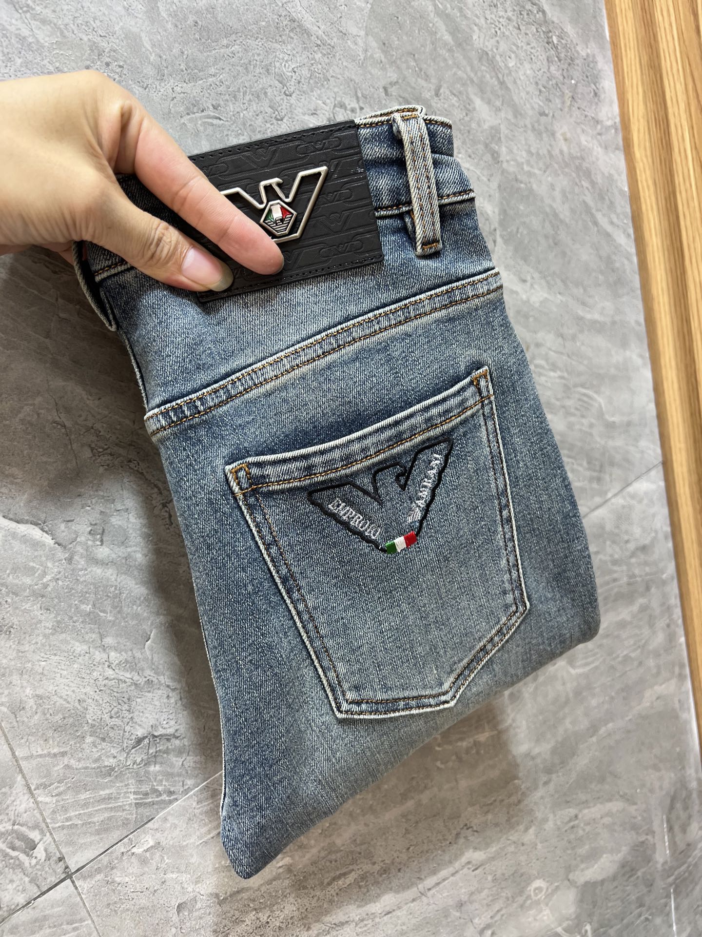 NO:528214,Armani/Armani 2025 autumn and winter new products, complete three standards, jeans, good products, don't need to be introduced too much, look at the details, counter number 29-38, 175/140 upper body 32,,armani,armani,jeans,alexander wang19860909Armani/阿玛尼 2025秋冬新品 三标齐全 牛仔裤 好货不用过多介绍 看细节 专柜码数29-38 175/140上身32码,,armani,armani,jeans,alexander wang,Men's clothing