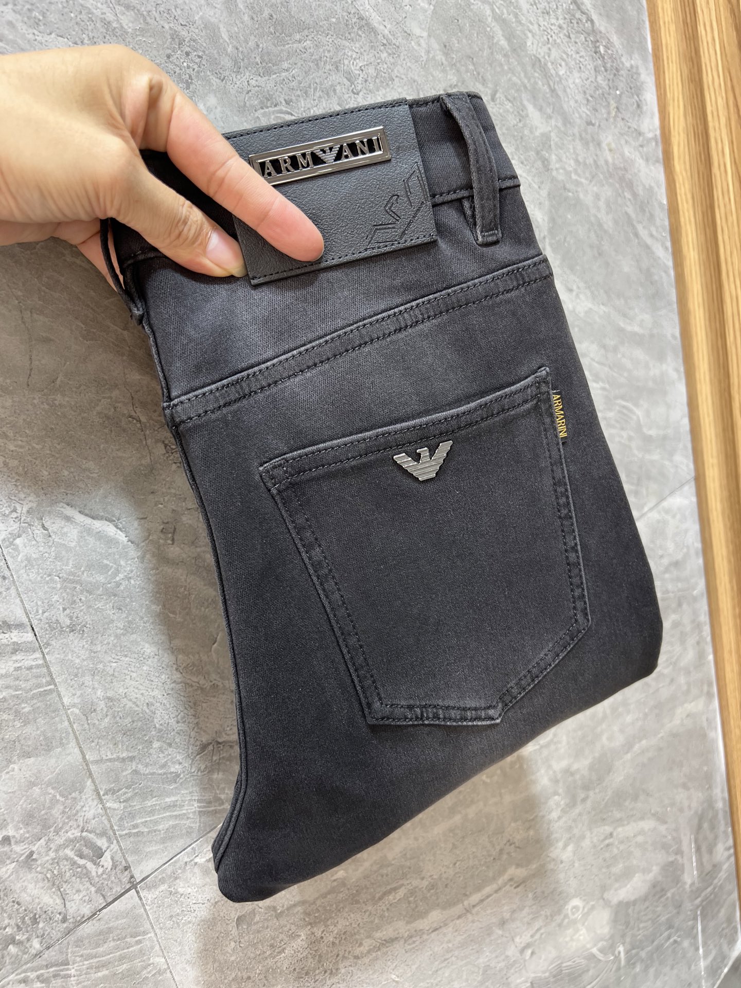 NO:528219,Armani/Armani 2025 autumn and winter new products, complete three standards, jeans, good products, don't need to be introduced too much, look at the details, counter number 29-38, 175/140 upper body 32,,armani,armani,jeans,alexander wang19860909Armani/阿玛尼 2025秋冬新品 三标齐全 牛仔裤 好货不用过多介绍 看细节 专柜码数29-38 175/140上身32码,,armani,armani,jeans,alexander wang,Men's clothing