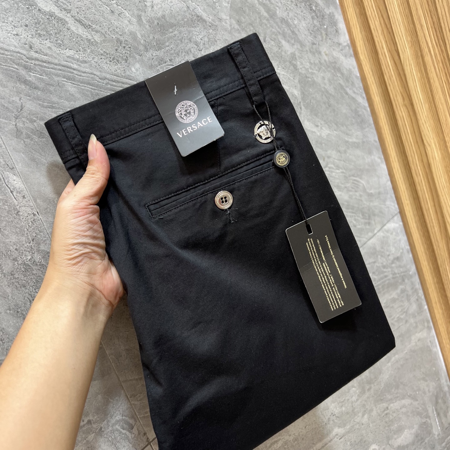 NO:528221,Versace/Versace 2025 autumn and winter new products, complete three standards, trousers, casual pants, good products, don't need to introduce too much, look at the details, counter number 29-38, 175/140 upper body 32, versace, versace, alexander wang19860909Versace/范思哲 2025秋冬新品 三标齐全 西裤 休闲裤 好货不用过多介绍 看细节 专柜码数29-38 175/140上身32码,,versace,versace,alexander wang,Men's clothing