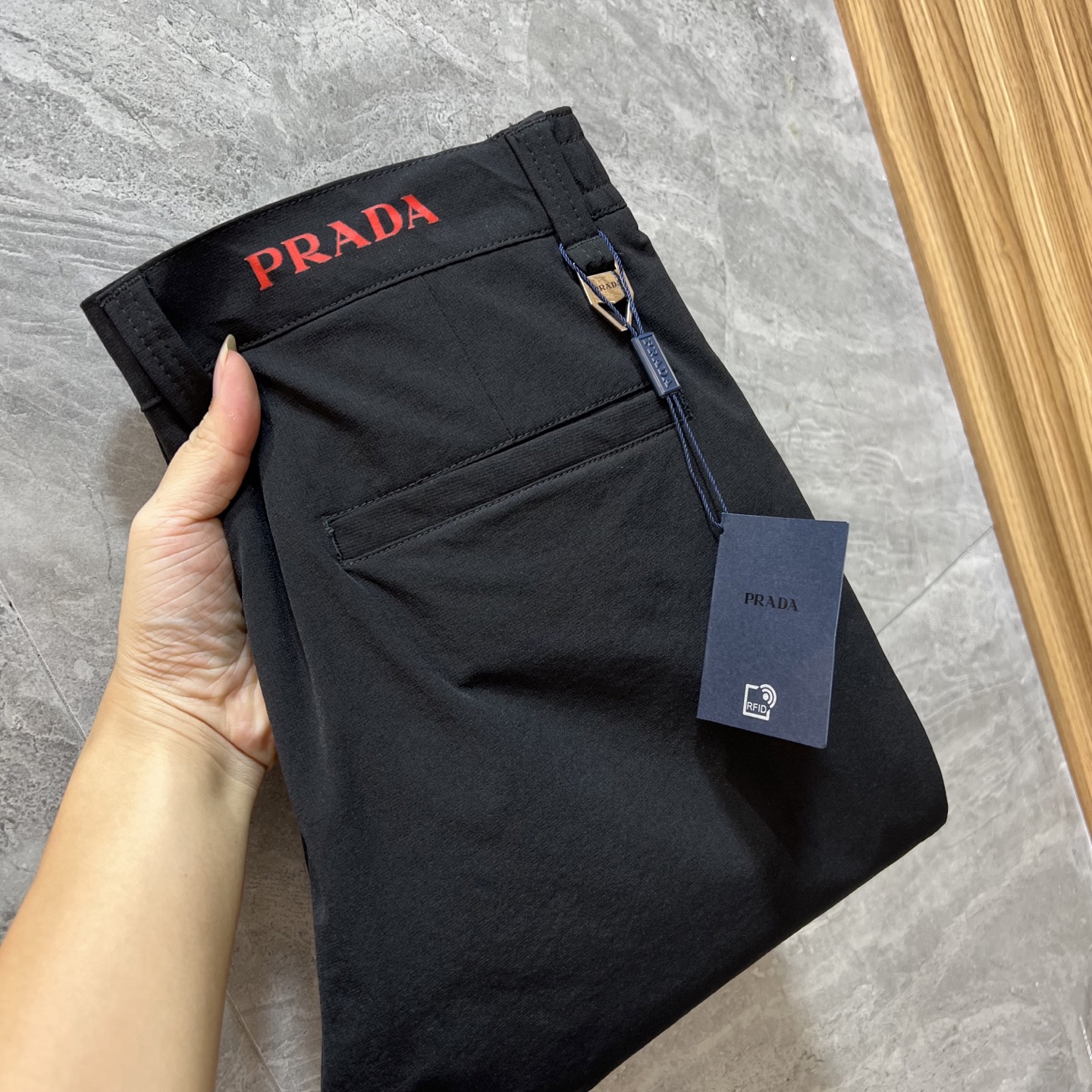 NO:528223,Prada/Prada 2025 autumn and winter new products, complete three standards, trousers, casual pants, good products, don't need to introduce too much, look at the details, counter number 29-38, 175/140 upper body 32,,prada,prada,alexander wang19860909Prada/普拉达 2025秋冬新品 三标齐全 西裤 休闲裤 好货不用过多介绍 看细节 专柜码数29-38 175/140上身32码,,prada,prada,alexander wang,Men's clothing