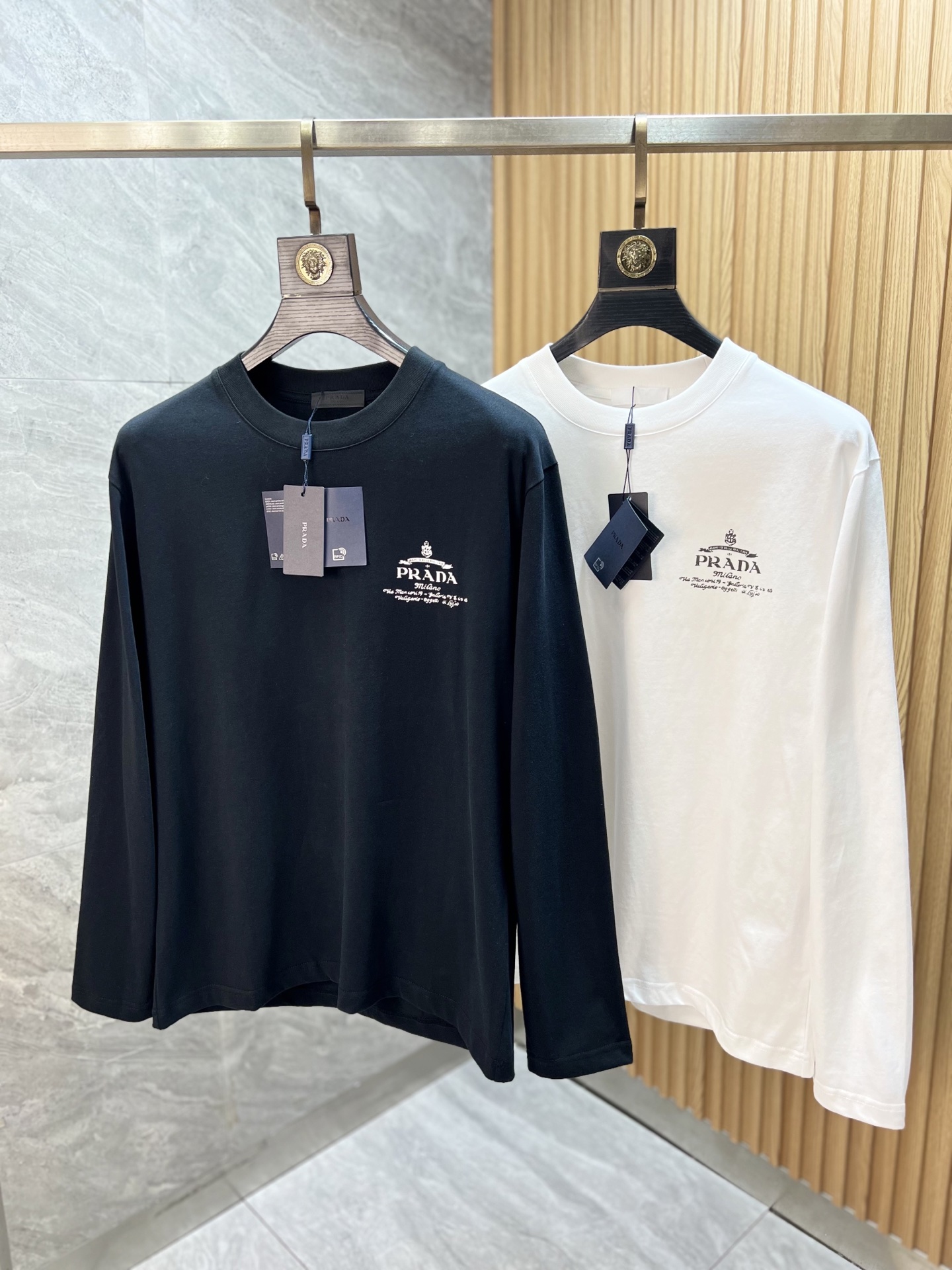 NO:528247,Prada/Prada 2025 autumn and winter new products, complete three standards, round neck long-sleeved T-shirt base shirt, don’t need to introduce too much good products, look at the details, counter code number XS-XL 175/140 S,,prada,prada,tees,t-shirt,alexander wang19860909Prada/普拉达 2025秋冬新品 三标齐全 圆领长袖T恤打底衫 好货不用过多介绍 看细节 专柜码数XS-XL 175/140建议S,,prada,prada,tees，t-shirt,alexander wang,Men's clothing