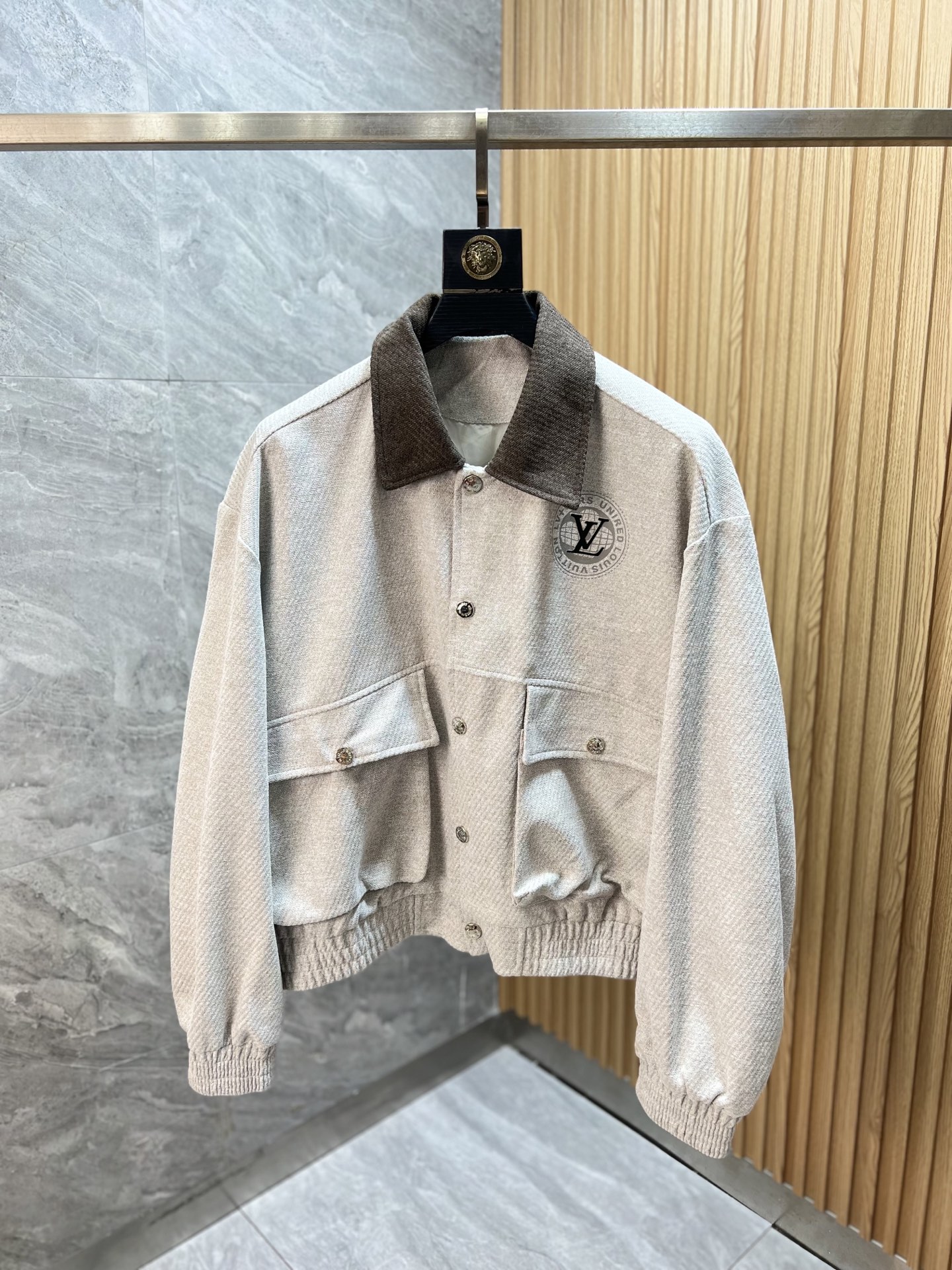 NO:528232,LV/Louis Vuitton 2025 autumn and winter new products are available, three standards are complete, jackets and jackets, don’t need to introduce too much, look at the details, counter code M-XXXL 175/140 Suggestions,,louis vuitton,louis vuitton,jackets & coats,jackets & coats,alexander wang19860909LV/路易威登 2025年秋冬新品上新 三标齐全 夹克外套 好货不用过多介绍 看细节 专柜码数M-XXXL 175/140建议L,,louis vuitton,louis vuitton,jackets & coats,jackets & coats,alexander wang,Men's clothing