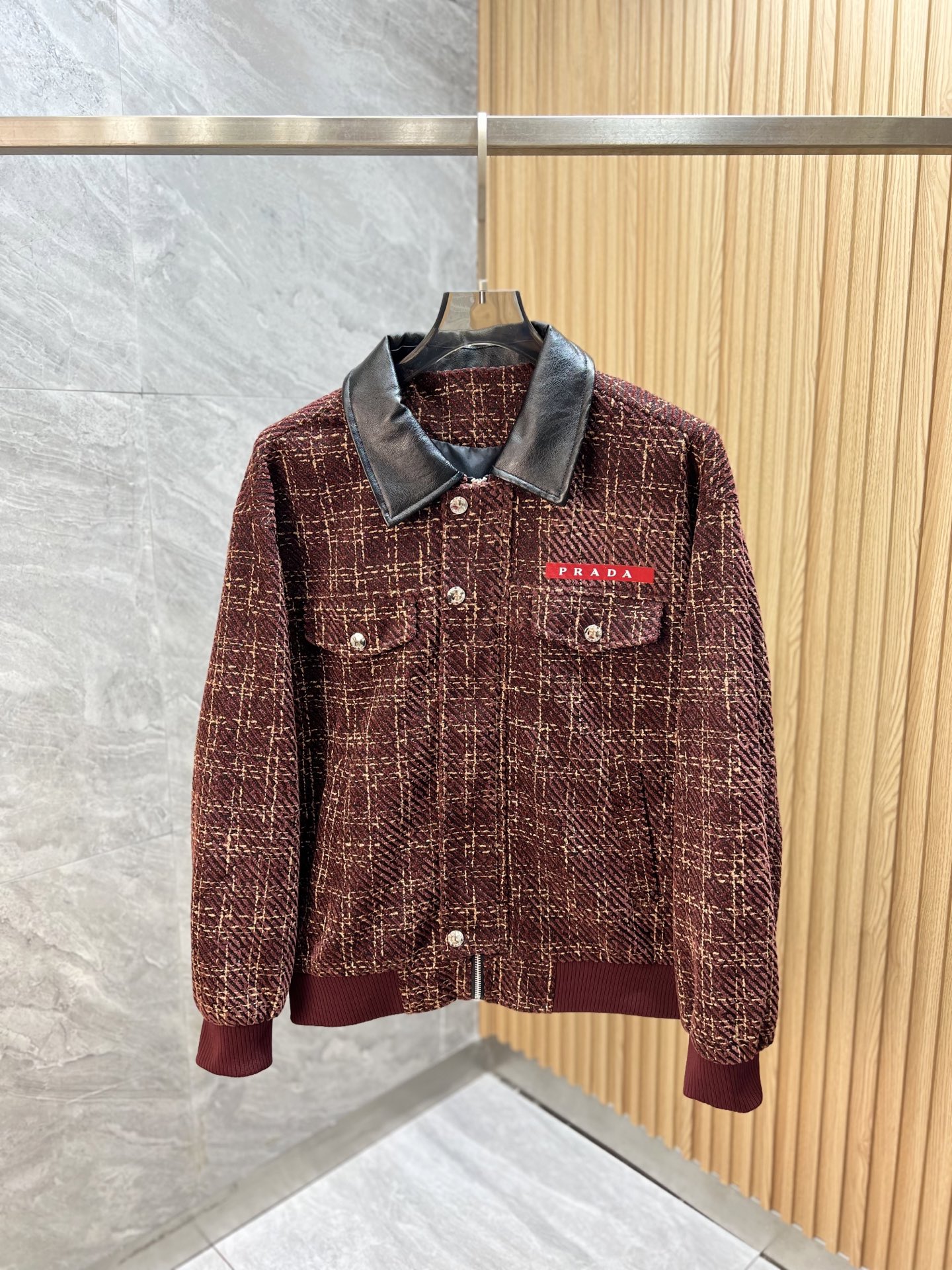 NO:528235,Prada/Prada 2025 autumn and winter new products are available, three standards are complete, jackets and jackets, don’t need to introduce too much, look at the details, counter code M-XXXL 175/140 Suggestions,,prada,prada,jackets & coats,jackets & coats,alexander wang19860909Prada/普拉达 2025年秋冬新品上新 三标齐全 夹克外套 好货不用过多介绍 看细节 专柜码数M-XXXL 175/140建议L,,prada,prada,jackets & coats,jackets & coats,alexander wang,Men's clothing