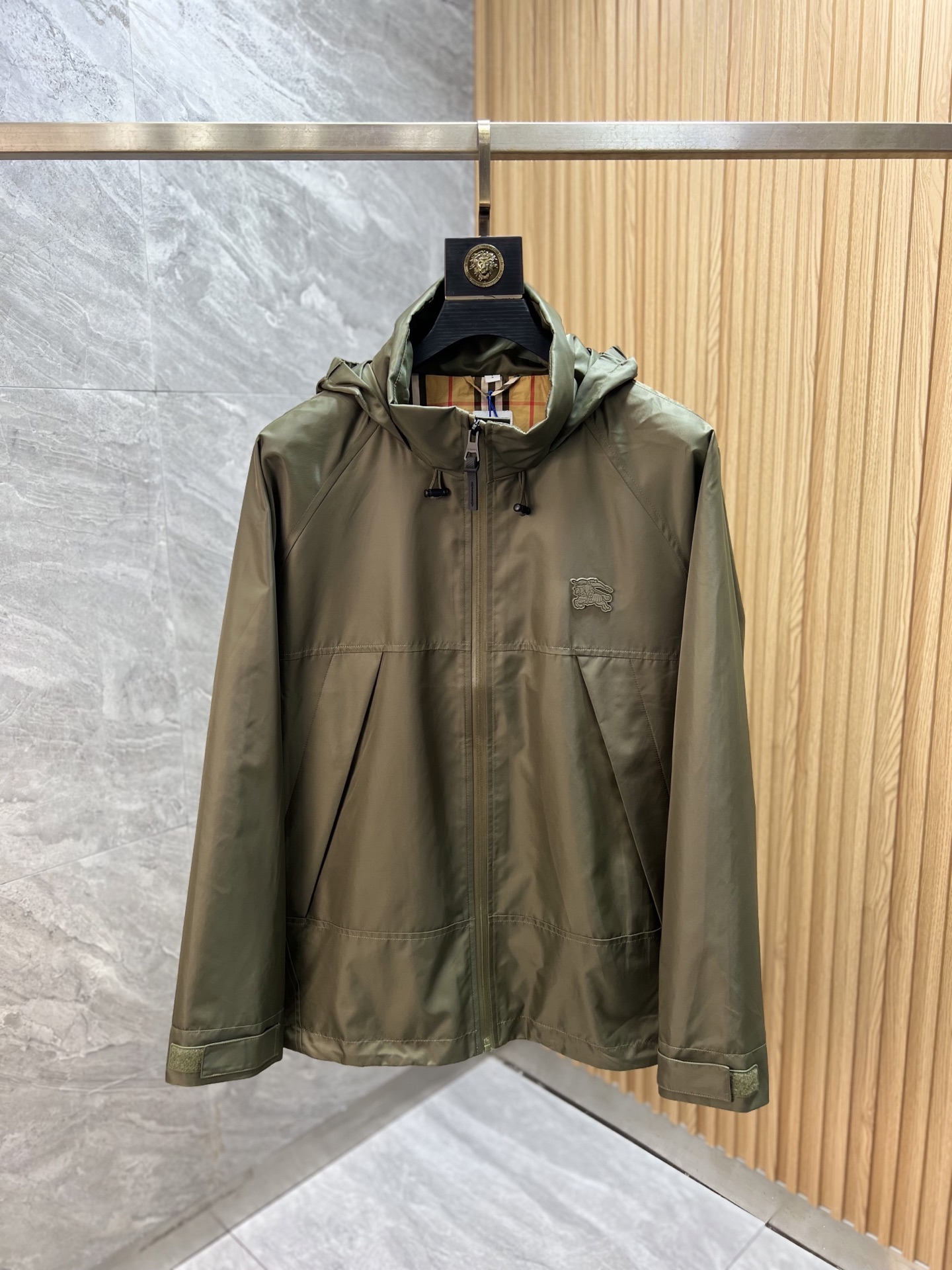 NO:528238,Burberry/Burberry 2025 new autumn and winter products are available, complete three standards, jackets, no need to introduce too much good products, look at the details, counter number M-XXXL 175/140 Suggestions,,burberry,burberry,jackets & coats,jackets & coats,alexander wang19860909Burberry/巴宝莉 2025年秋冬新品上新 三标齐全 夹克外套 好货不用过多介绍 看细节 专柜码数M-XXXL 175/140建议L,,burberry,burberry,jackets & coats,jackets & coats,alexander wang,Men's clothing
