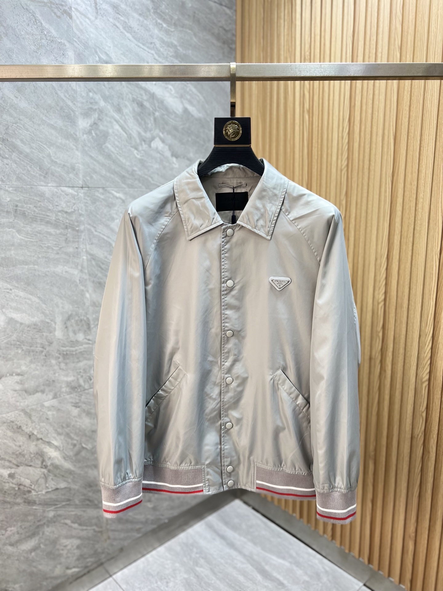 NO:528241,Prada/Prada 2025 autumn and winter new products are available, three standards are complete, jackets and jackets, don’t need to introduce too much, look at the details, counter code M-XXXL 175/140 Suggestions,,prada,prada,jackets & coats,jackets & coats,alexander wang19860909Prada/普拉达 2025年秋冬新品上新 三标齐全 夹克外套 好货不用过多介绍 看细节 专柜码数M-XXXL 175/140建议L,,prada,prada,jackets & coats,jackets & coats,alexander wang,Men's clothing