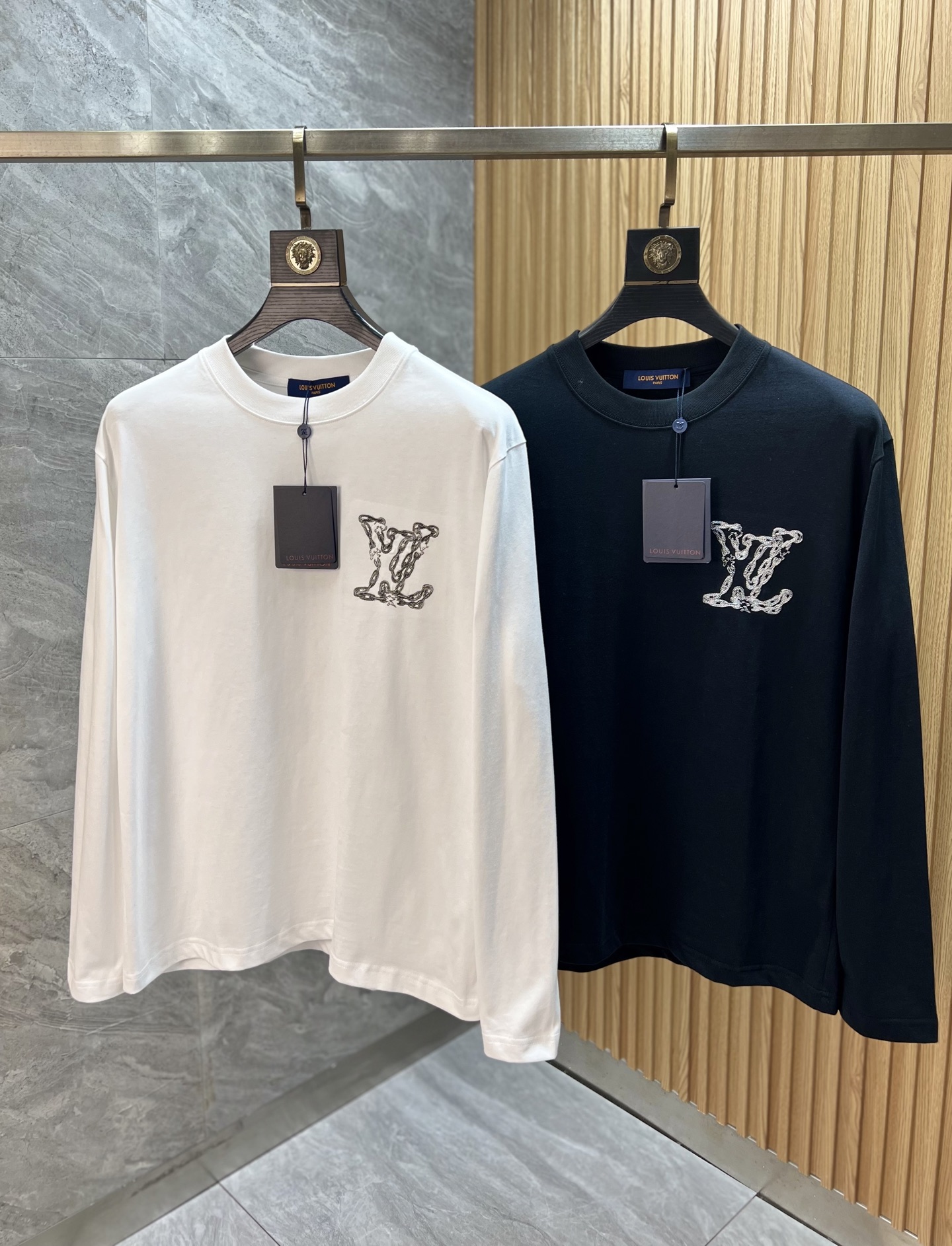 NO:528250,LV/Louis Vuitton 2025 autumn and winter new products, complete three standards, round neck long-sleeved T-shirt base shirt, no need to introduce too much good products, look at the details, counter code number XS-XL 175/140 S,,louis vuitton,louis vuitton,tees,t-shirt,alexander wang19860909LV/路易威登 2025秋冬新品 三标齐全 圆领长袖T恤打底衫 好货不用过多介绍 看细节 专柜码数XS-XL 175/140建议S,,louis vuitton,louis vuitton,tees，t-shirt,alexander wang,Men's clothing