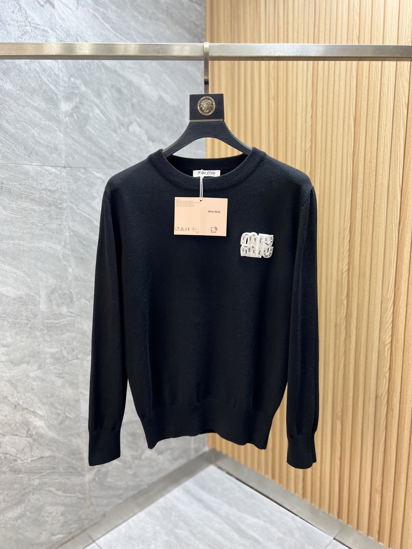 NO:528233,MiuMiu 2025 autumn and winter new products are available, complete three standards, round neck sweater, good products do not need to be introduced too much, look at the details, counter number M-XXXL 175/140 Suggestions,,miumiu,sweaters,alexander wang19860909MiuMiu 2025年秋冬新品上新 三标齐全 圆领毛衣 好货不用过多介绍 看细节 专柜码数M-XXXL 175/140建议L,,miumiu,sweaters,alexander wang,Men's clothing