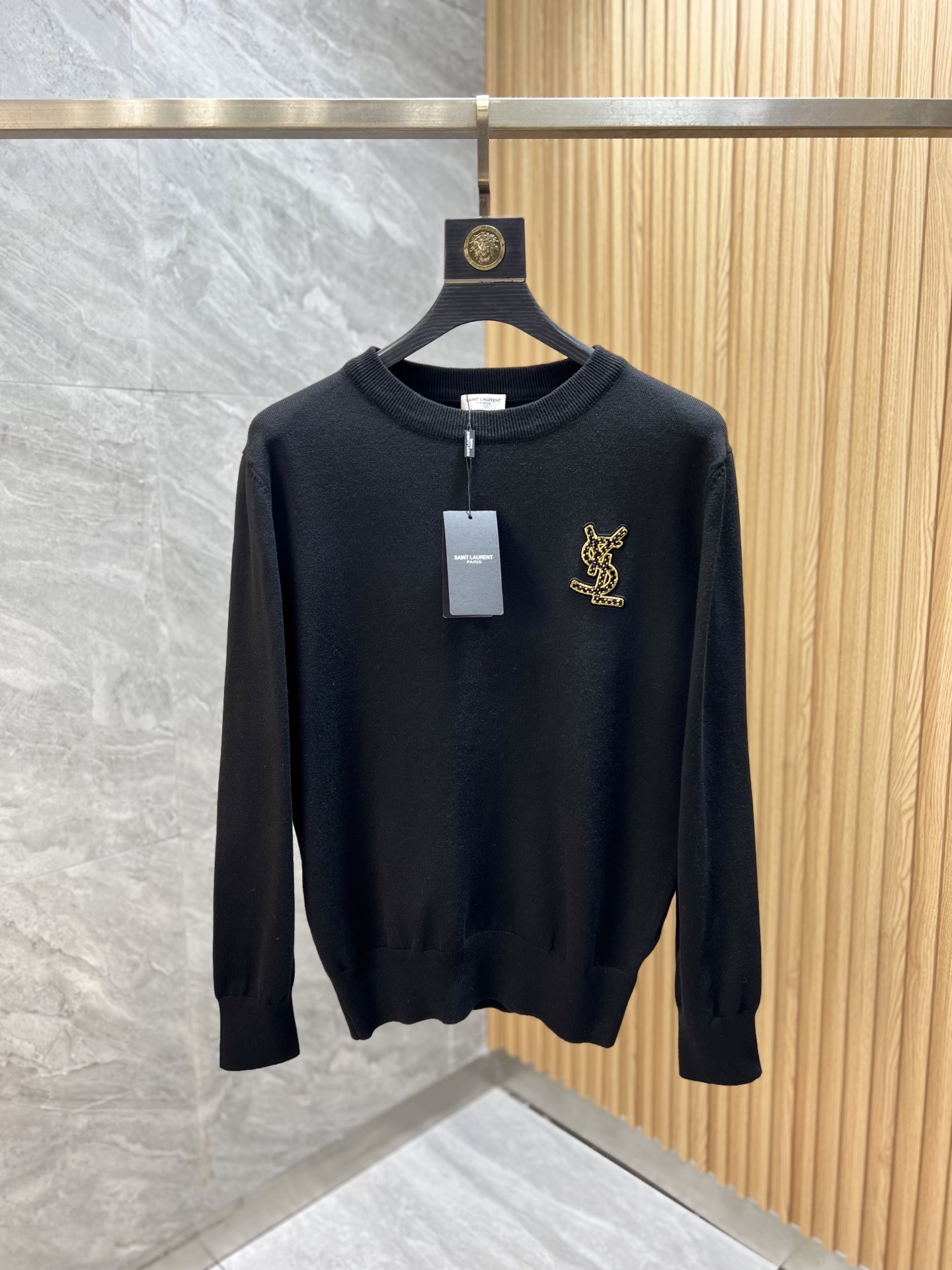 NO:528236,Saint Laurent 2025 autumn and winter new products are available, three standards are complete, round neck sweater, good products do not need to be introduced too much, look at the details, counter number M-XXXL 175/140 Suggestions L,,saint laurent,sweaters,alexander wang19860909圣罗兰 2025年秋冬新品上新 三标齐全 圆领毛衣 好货不用过多介绍 看细节 专柜码数M-XXXL 175/140建议L,,saint laurent,sweaters,alexander wang,Men's clothing