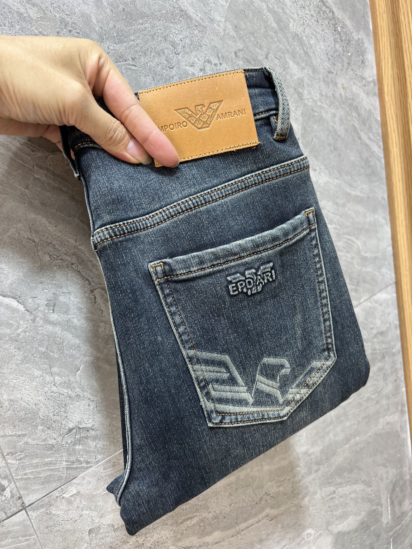 NO:529494,Armani/Armani 2025 autumn and winter new products, complete three standards, jeans, good products, don't need to be introduced too much, look at the details, counter number 29-38 / 140 upper body 32,,armani,armani,jeans,alexander wang19860909Armani/阿玛尼 2025秋冬新品 三标齐全 牛仔裤 好货不用过多介绍 看细节 专柜码数29-38 /140上身32码,,armani,armani,jeans,alexander wang,Men's clothing