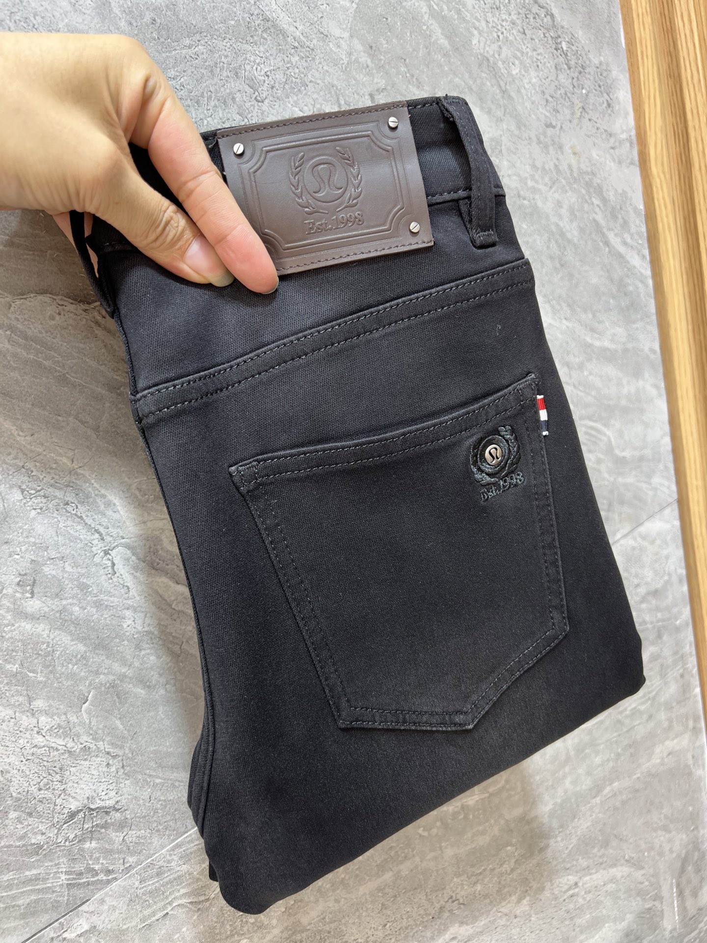 NO:529496,LuLu 2025 autumn and winter new products, complete three standards, jeans, good products, don't need to introduce too much, look at the details, counter number 29-38 / 140 upper body 32, jeans, alexander wang19860909LuLu 2025秋冬新品 三标齐全 牛仔裤 好货不用过多介绍 看细节 专柜码数29-38 /140上身32码,,jeans,alexander wang,Men's clothing