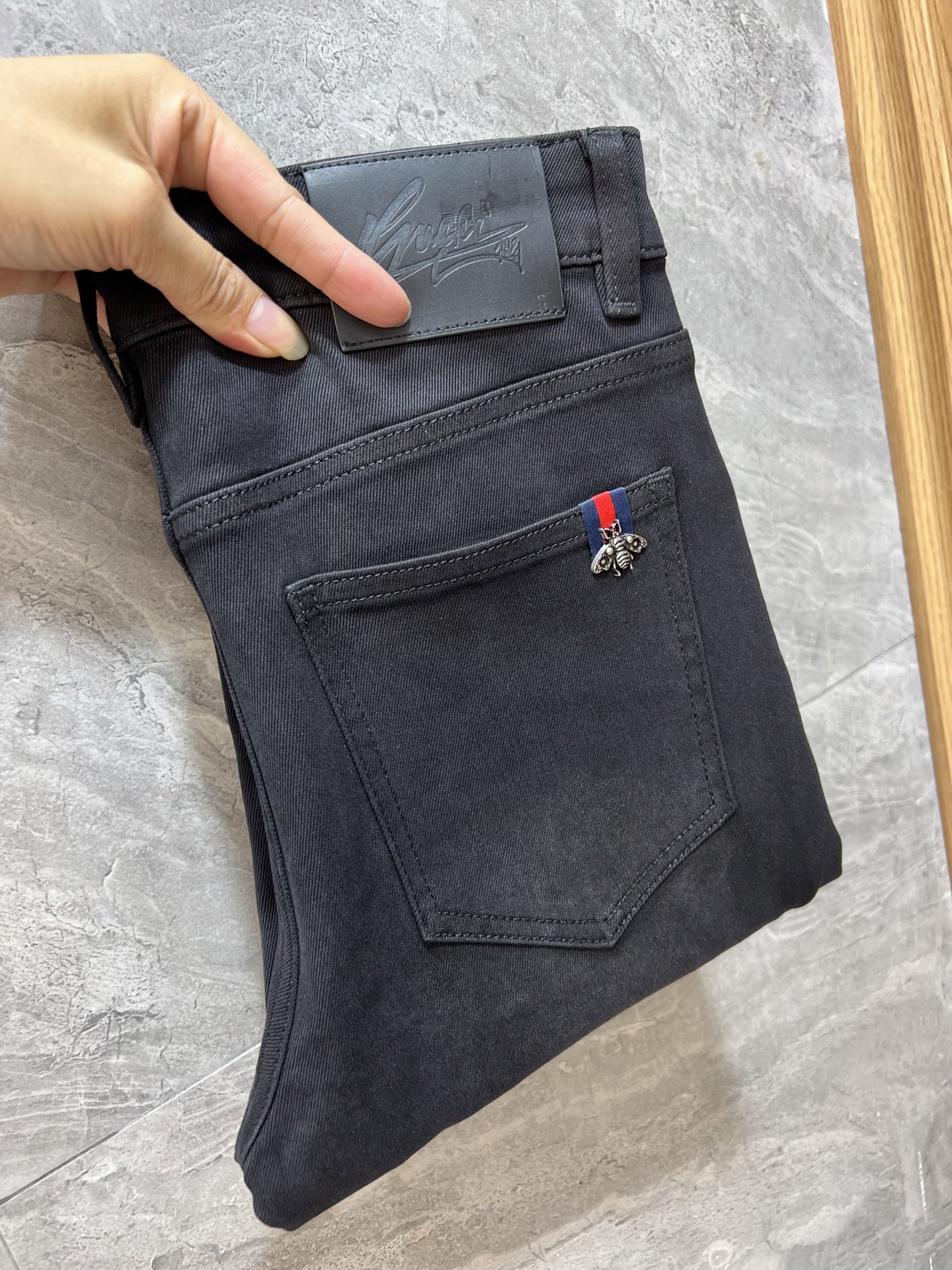 NO:529502,Gucci/Gucci 2025 autumn and winter new products, complete three standards, jeans, good products, don't need to be introduced too much, look at the details, counter number 29-38 / 140 upper body 32,,gucci,jeans,alexander wang19860909Gucci/古奇 2025秋冬新品 三标齐全 牛仔裤 好货不用过多介绍 看细节 专柜码数29-38 /140上身32码,,gucci,jeans,alexander wang,Men's clothing